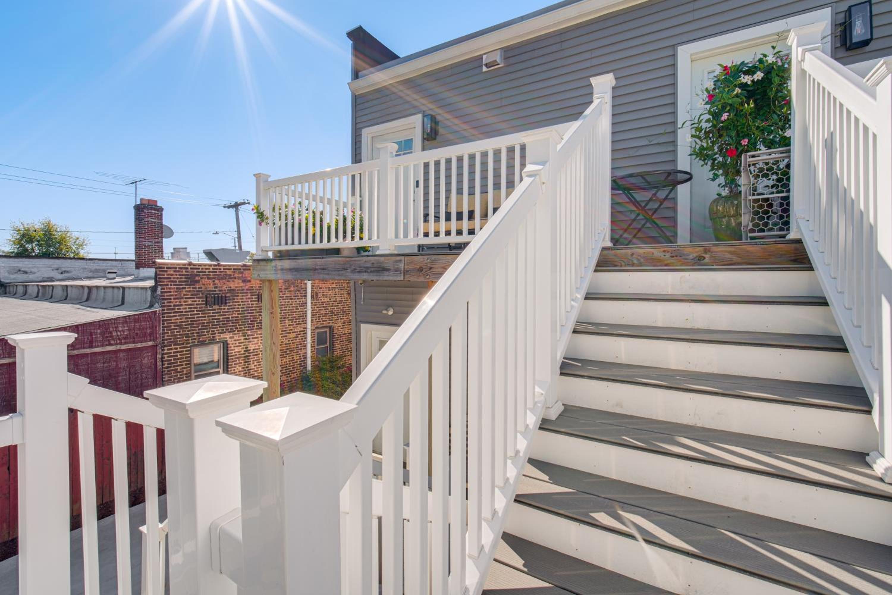 7 Mi to Dtwn and Lake Erie Sleek Cleveland Apt!