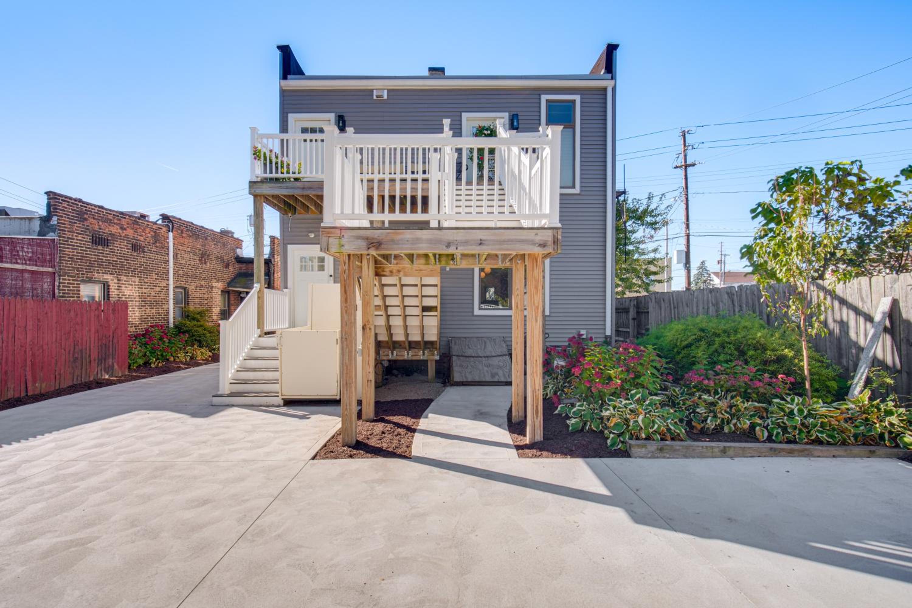 7 Mi to Dtwn and Lake Erie Sleek Cleveland Apt!