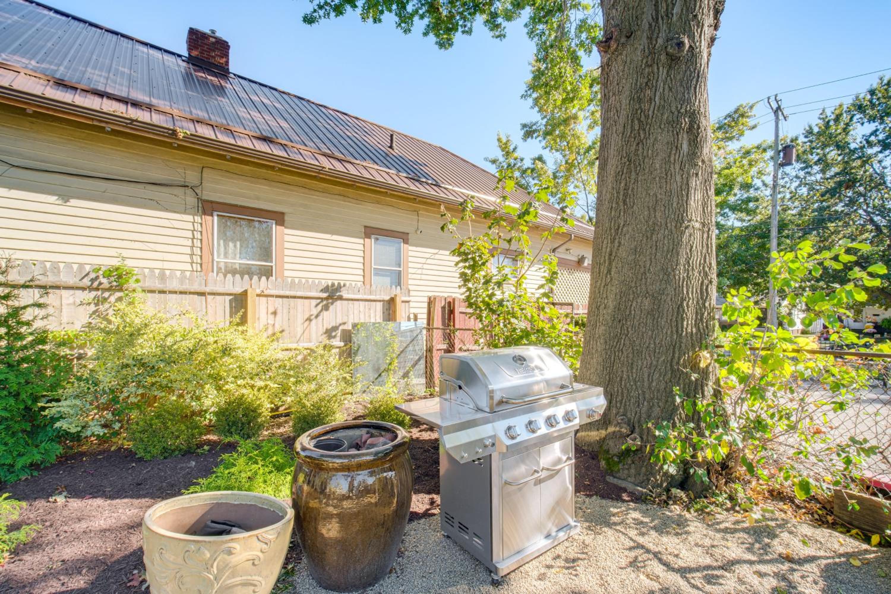 7 Mi to Dtwn and Lake Erie Sleek Cleveland Apt!