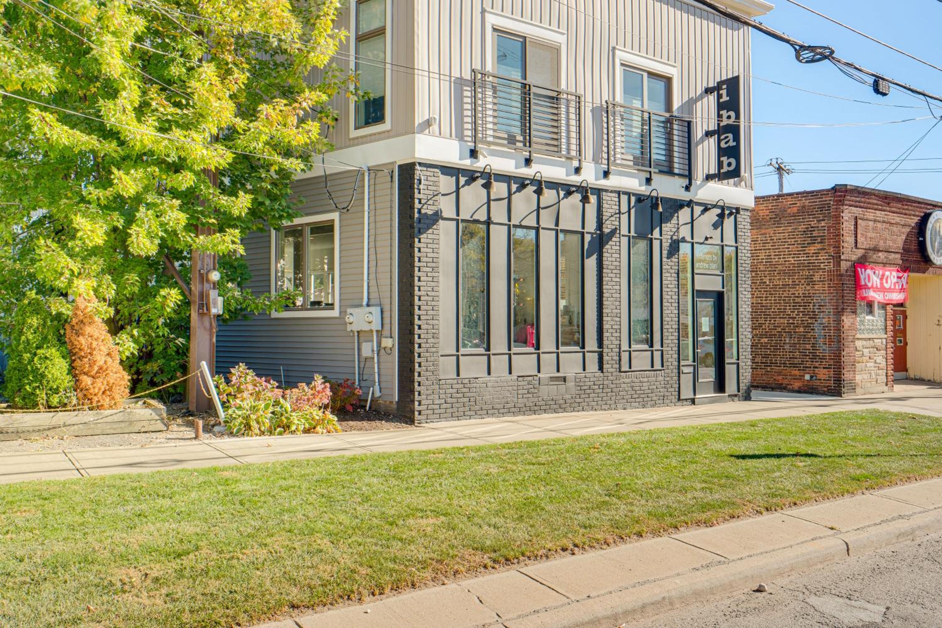7 Mi to Dtwn and Lake Erie Sleek Cleveland Apt!