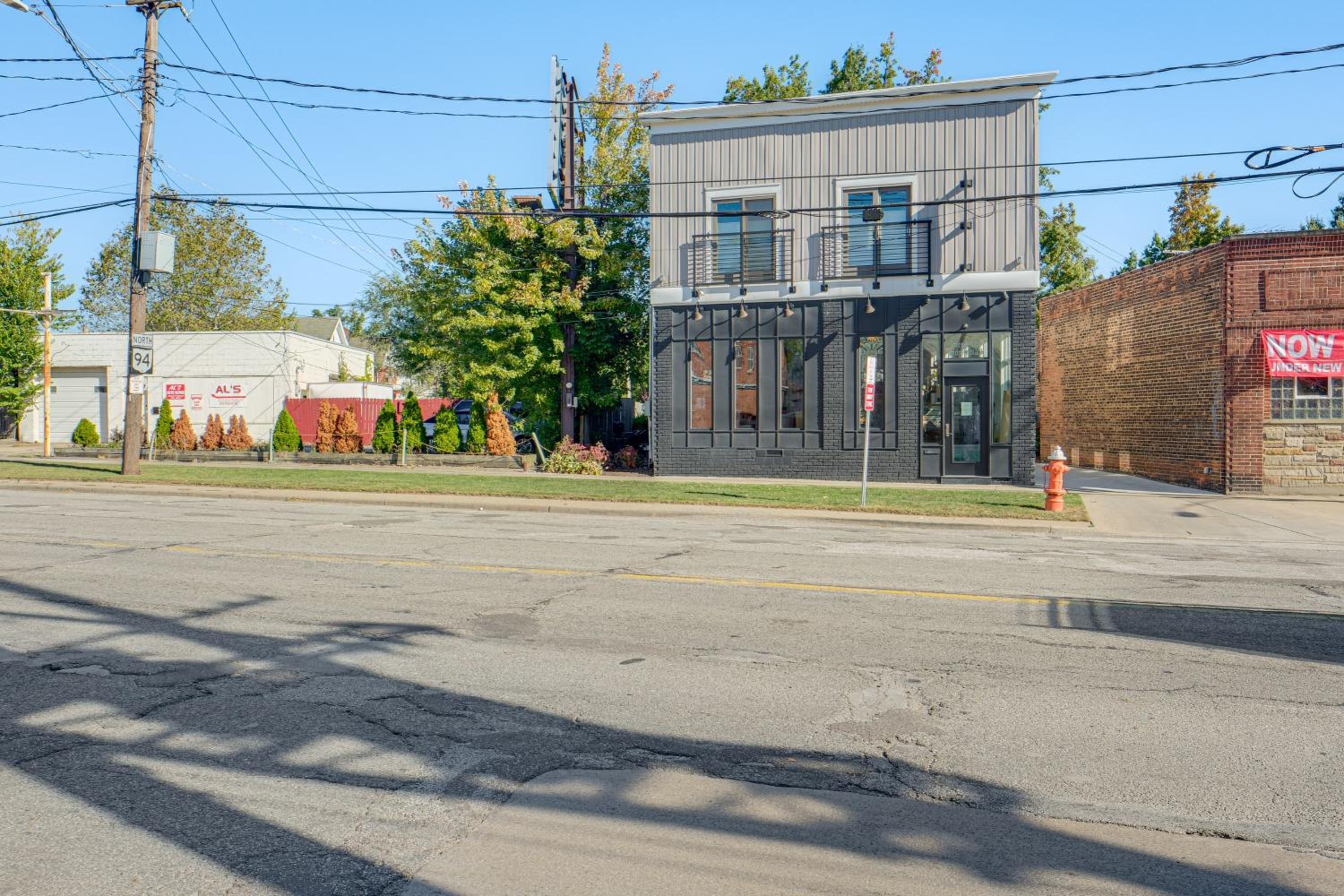 7 Mi to Dtwn and Lake Erie Sleek Cleveland Apt!