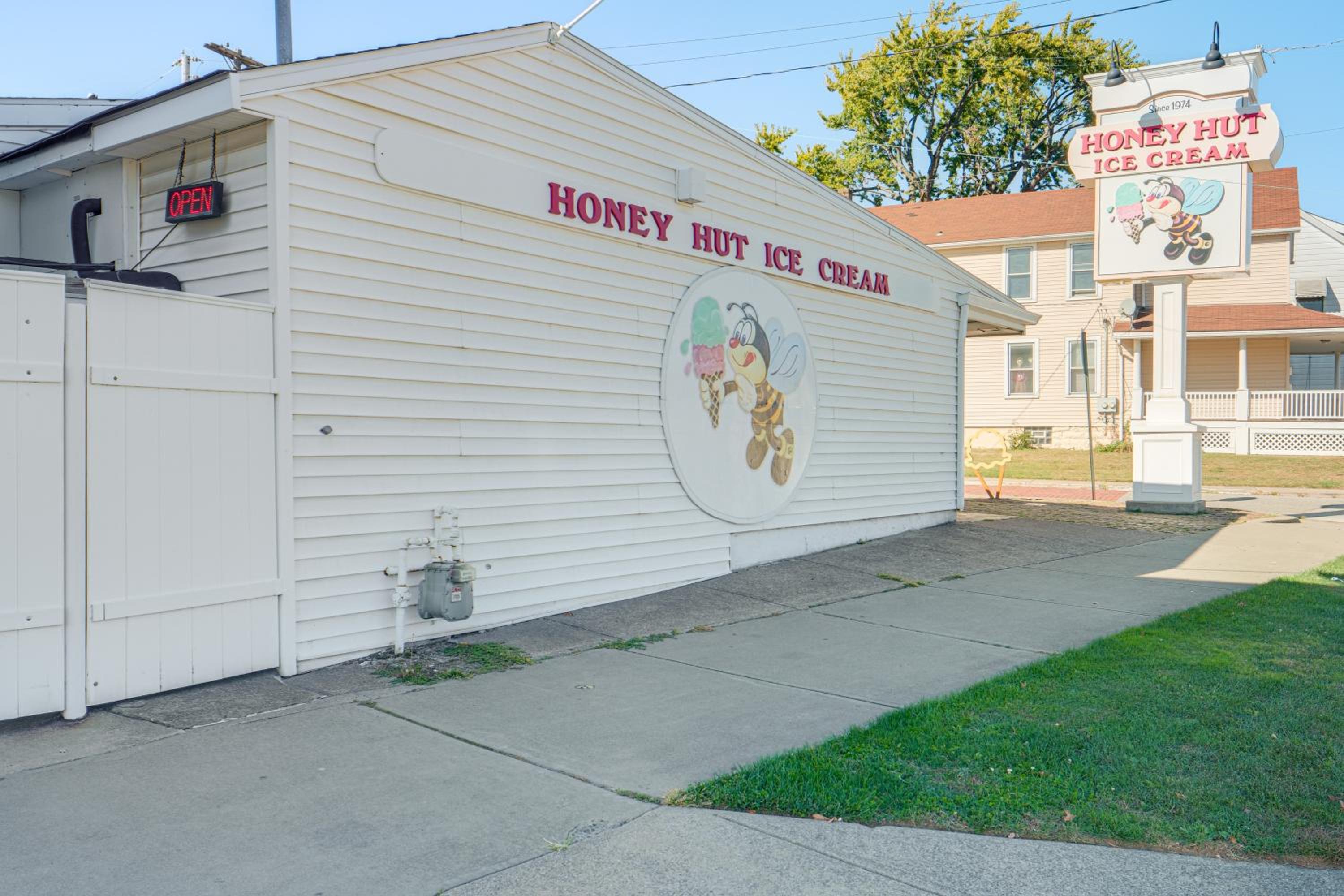 7 Mi to Dtwn and Lake Erie Sleek Cleveland Apt!