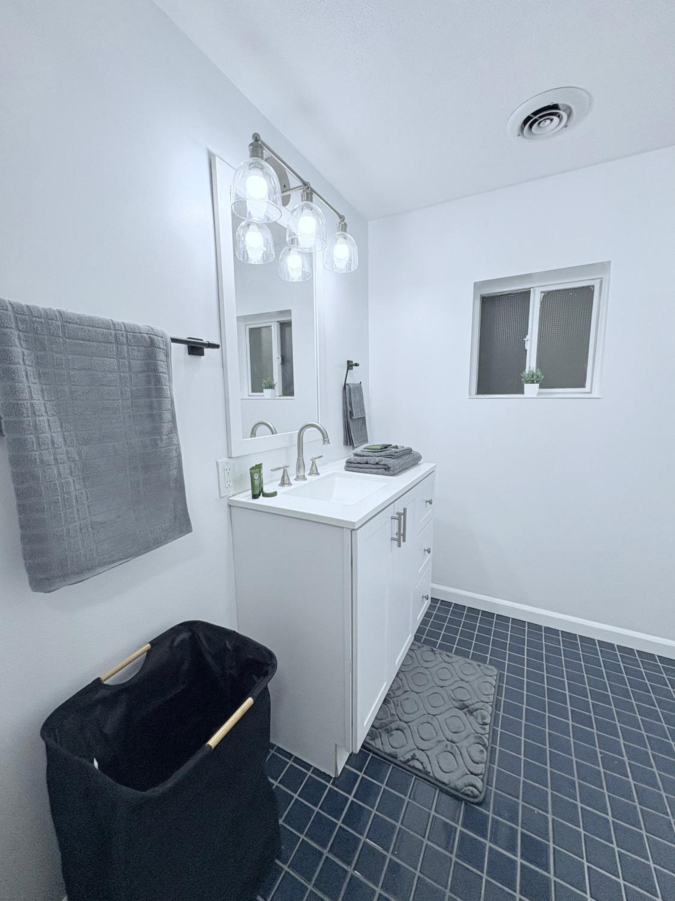 Peaceful King House - Gift for 3-night stays!