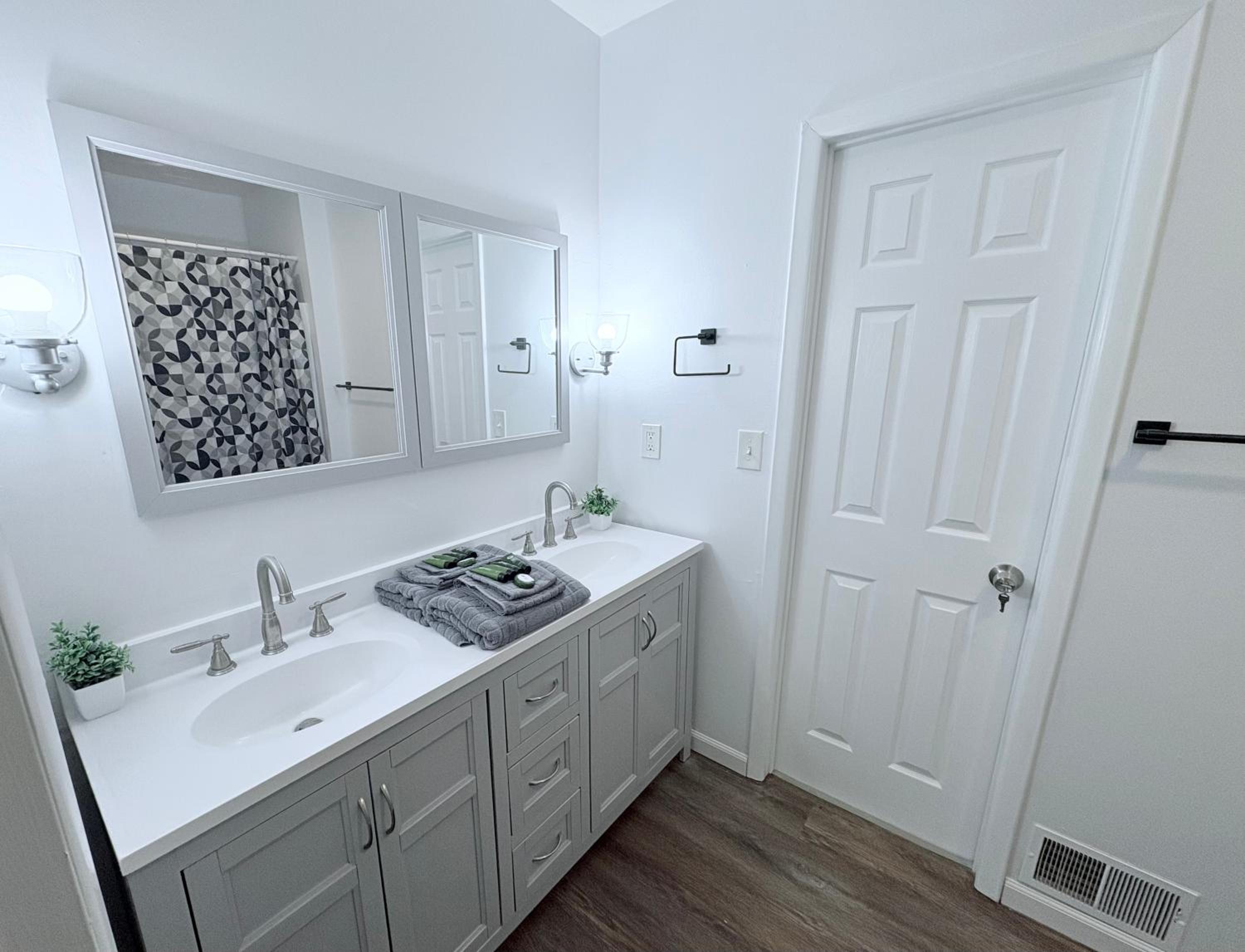 Peaceful King House - Gift for 3-night stays!