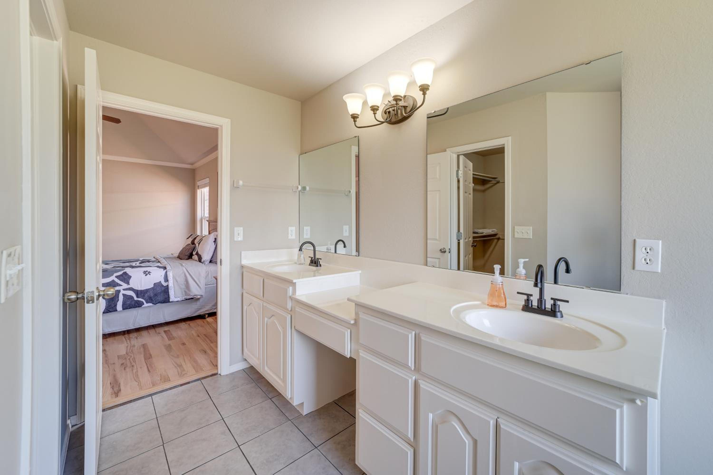 Pool Access Newly Remodeled House in Broken Arrow
