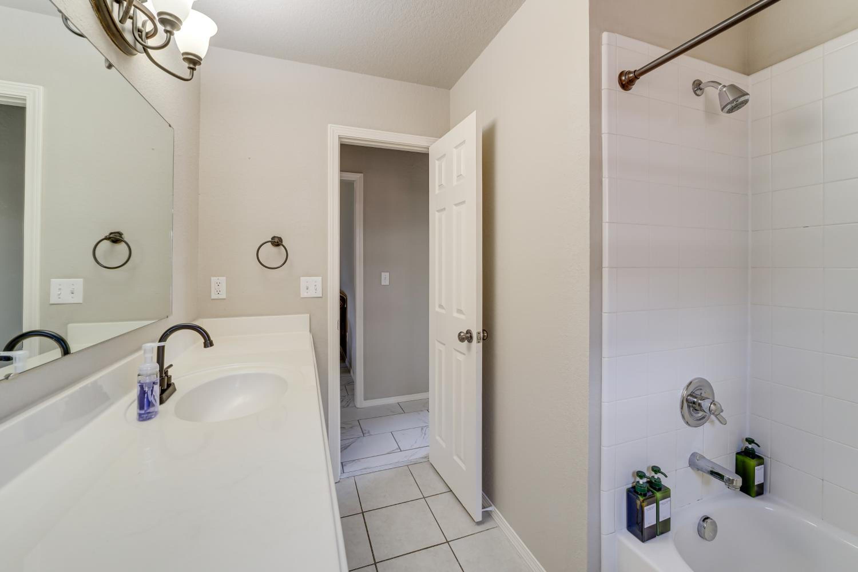 Pool Access Newly Remodeled House in Broken Arrow
