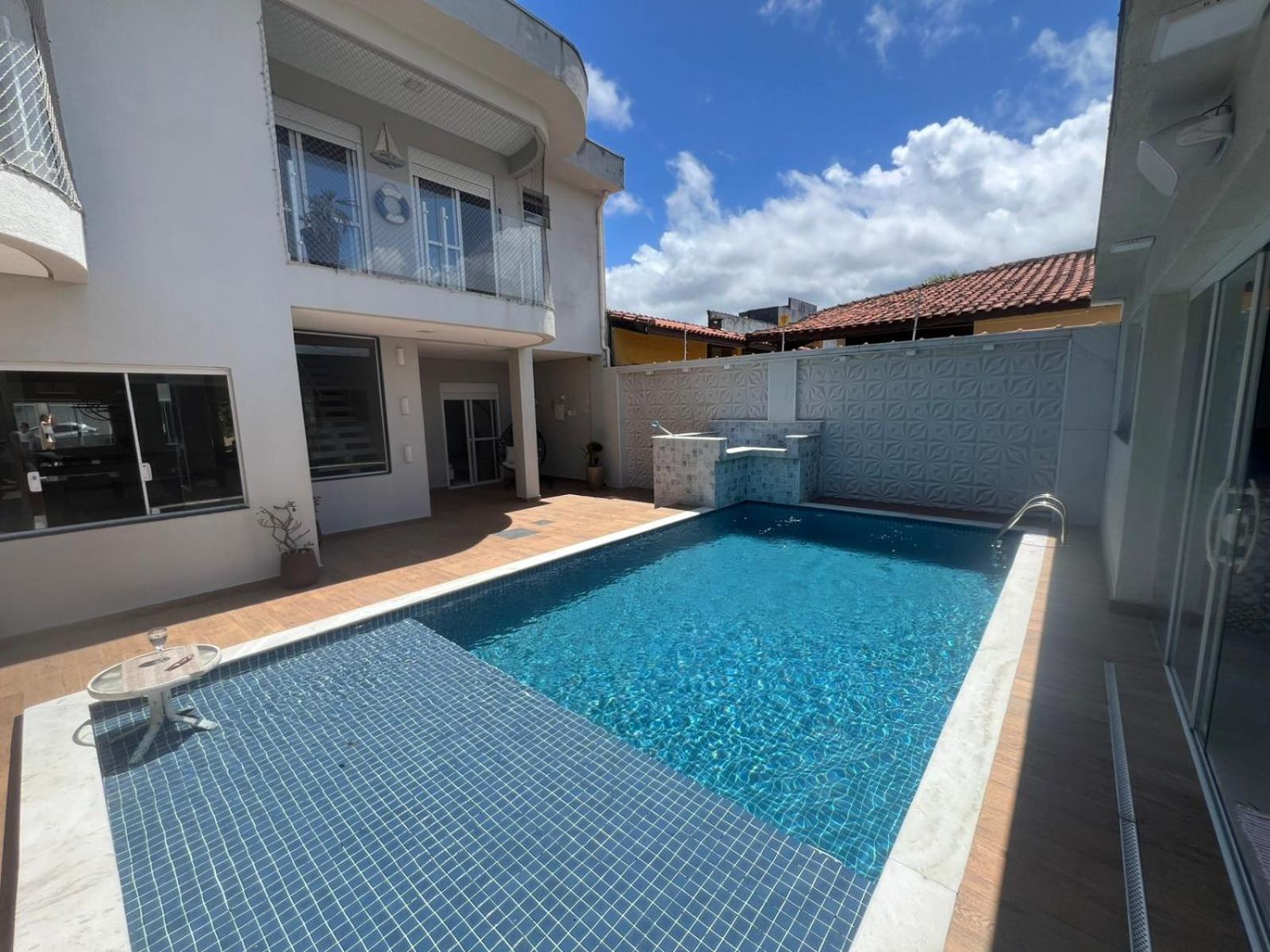Pé na areia à 50m da Praia com Piscina, Churrasqueira, 5 quartos e 3 Vg de garagem,