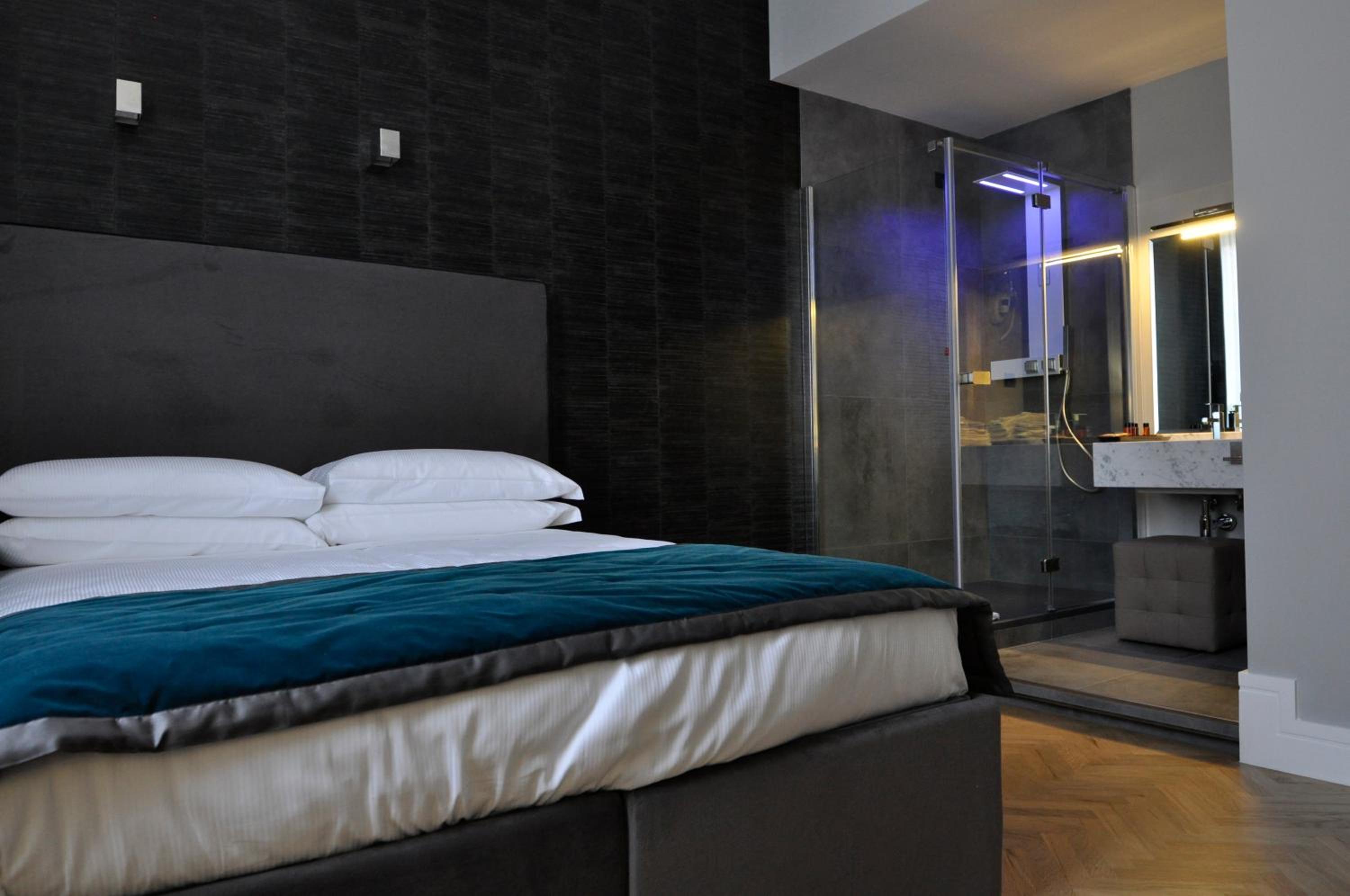 Place 24 Suites & Wellness