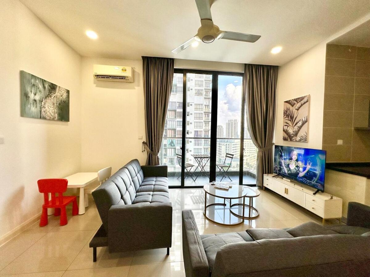 Rare D Pristine 4 bedroom condo opp Legoland, medini mall and gleneagles hospital