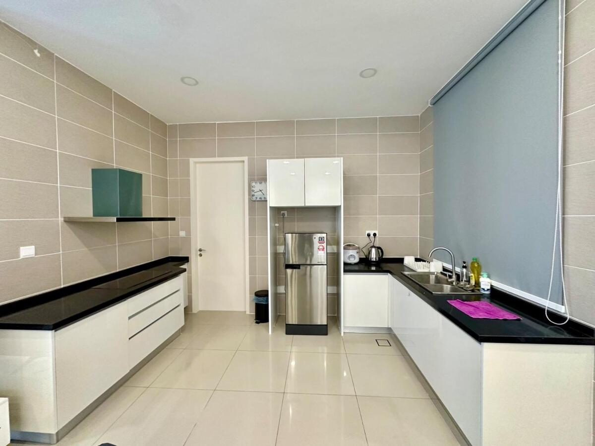 Rare D Pristine 4 bedroom condo opp Legoland, medini mall and gleneagles hospital