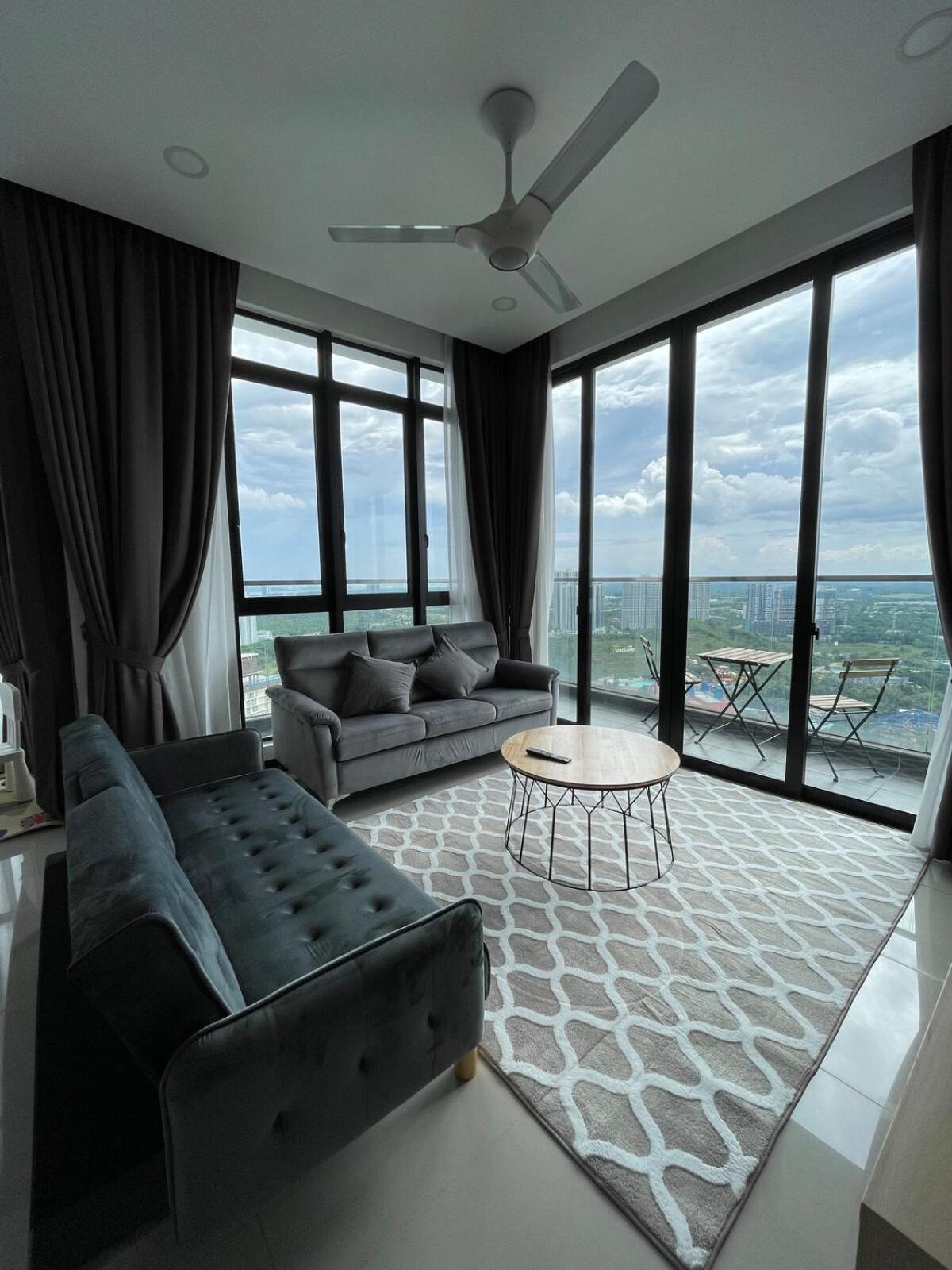 D Pristine 3 bedroom Apartment opp to Legoland