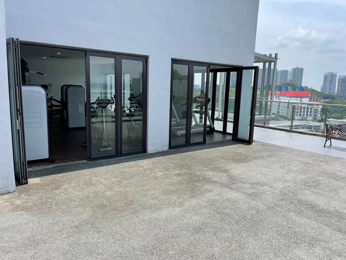 D Pristine 3 bedroom Apartment opp to Legoland