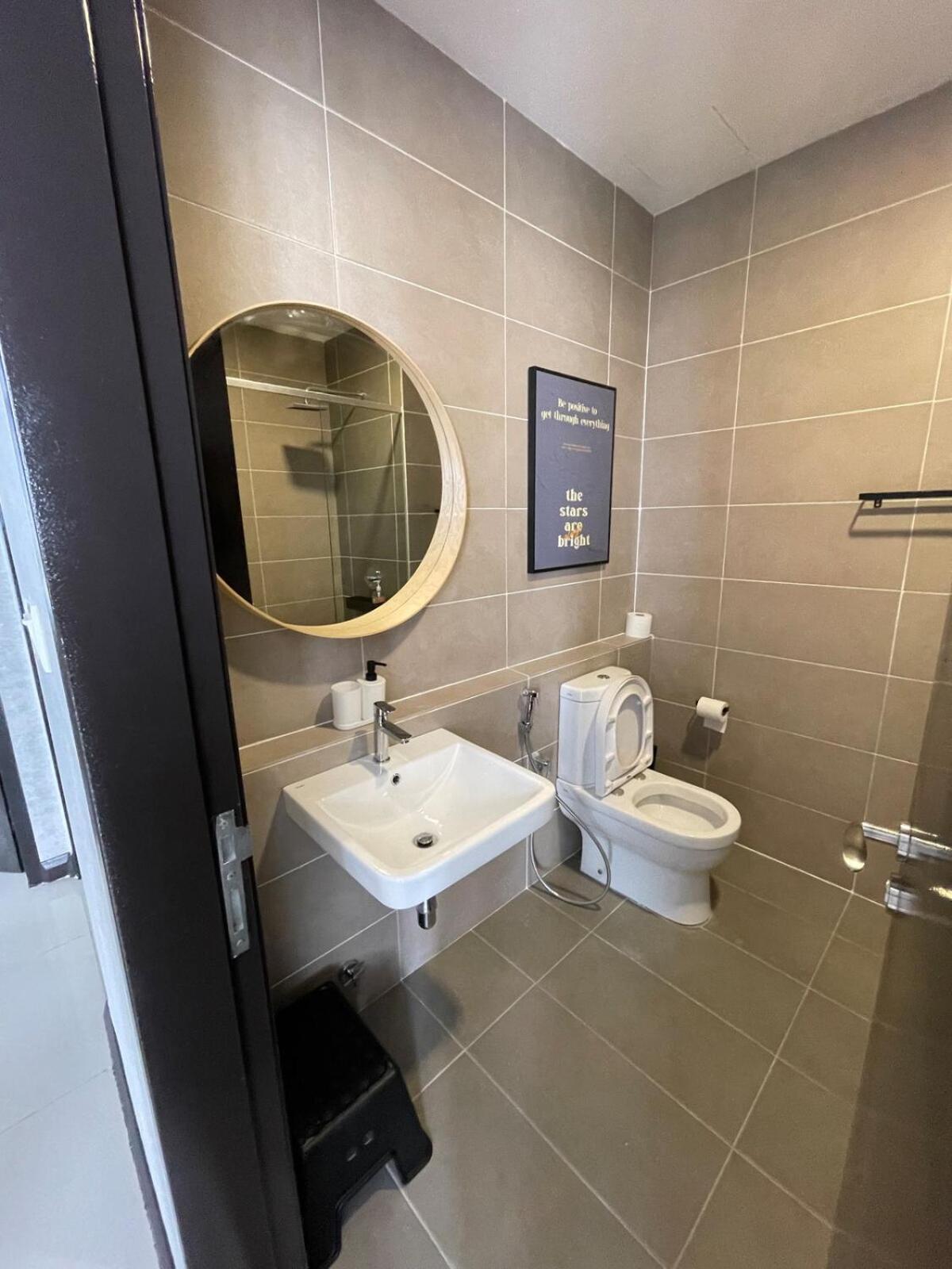 D Pristine 3 bedroom Apartment opp to Legoland