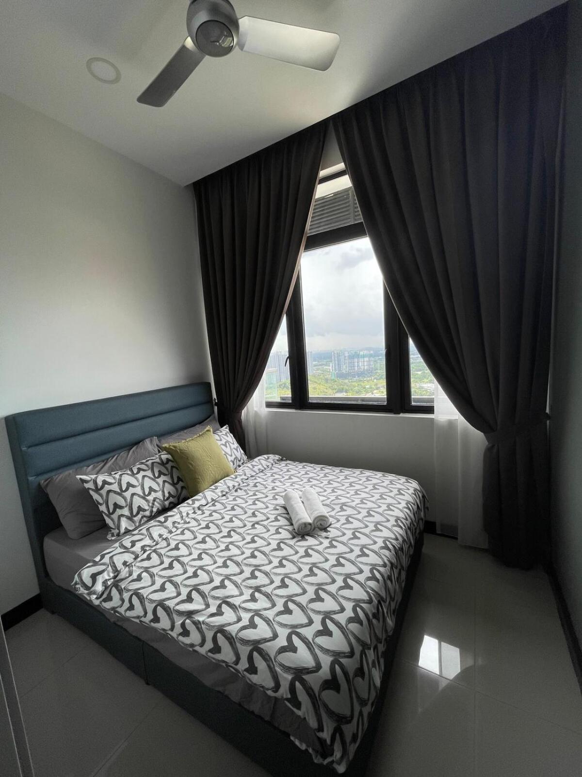 D Pristine 3 bedroom Apartment opp to Legoland