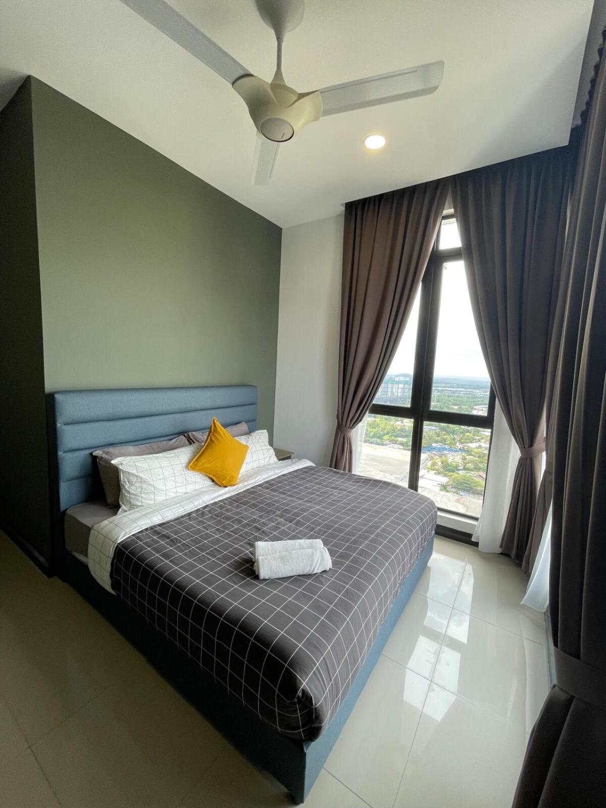 D Pristine 3 bedroom Apartment opp to Legoland