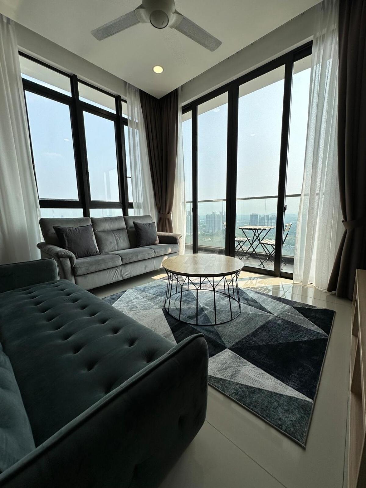D Pristine 3 bedroom Apartment opp to Legoland