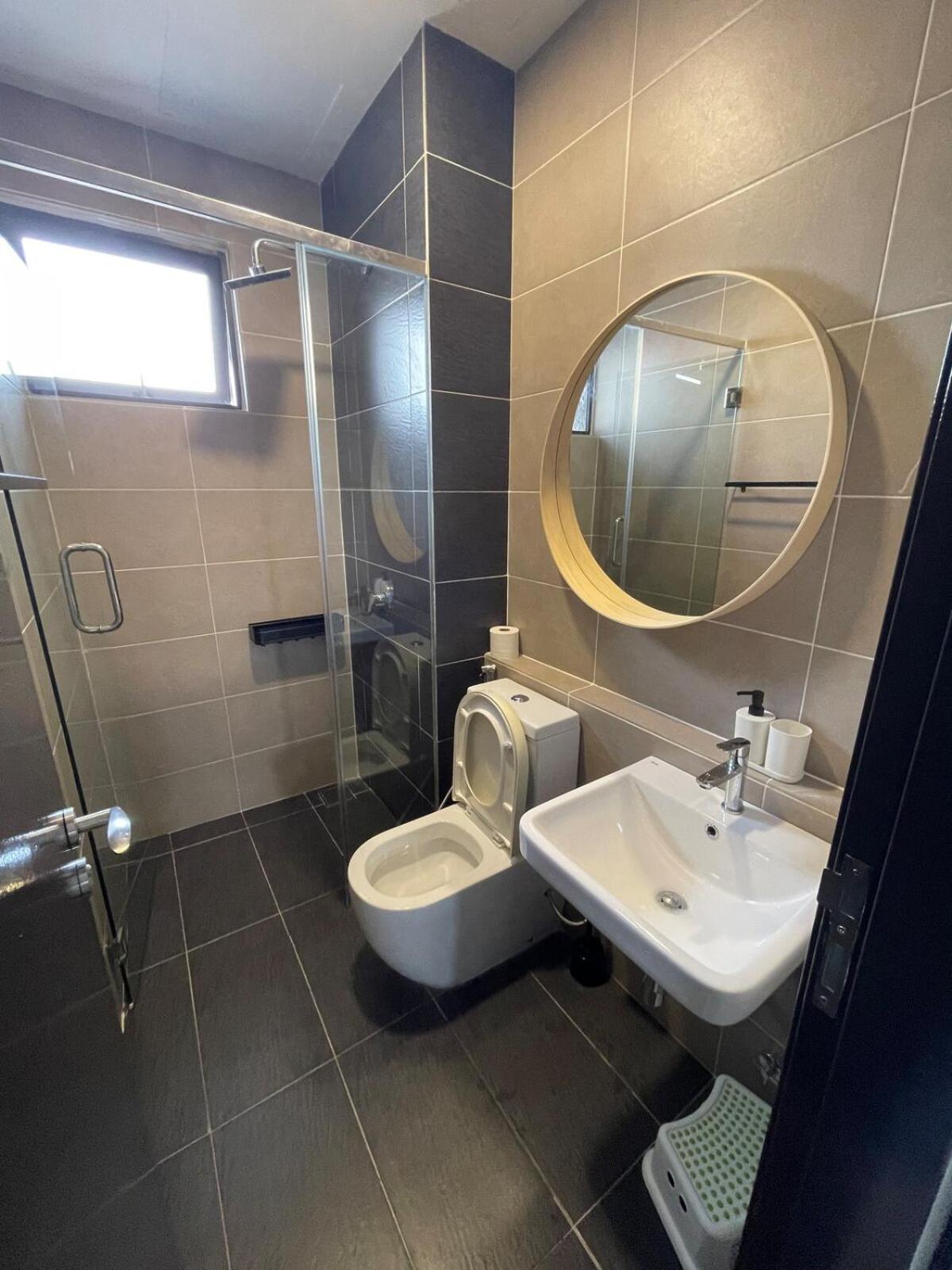 D Pristine 3 bedroom Apartment opp to Legoland