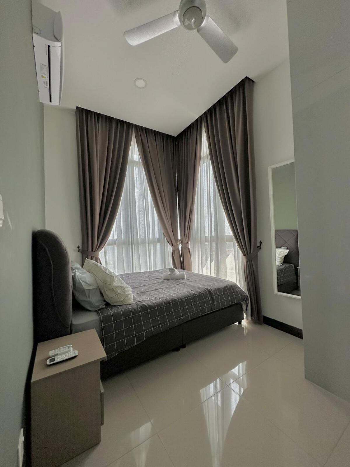 D Pristine 3 bedroom Apartment opp to Legoland