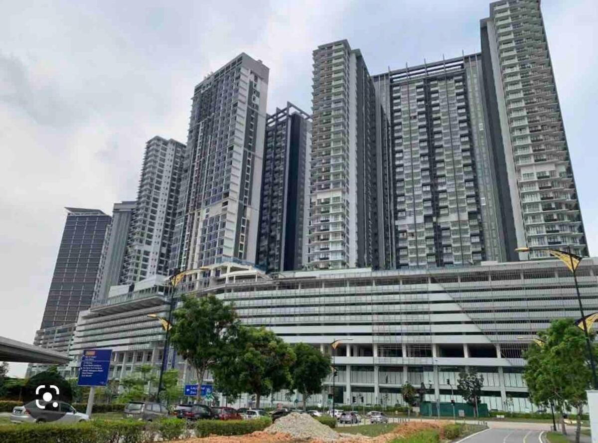 D Pristine 3 bedroom Apartment opp to Legoland