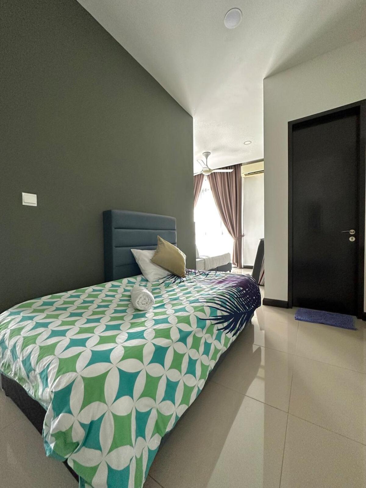 D Pristine 3 bedroom Apartment opp to Legoland