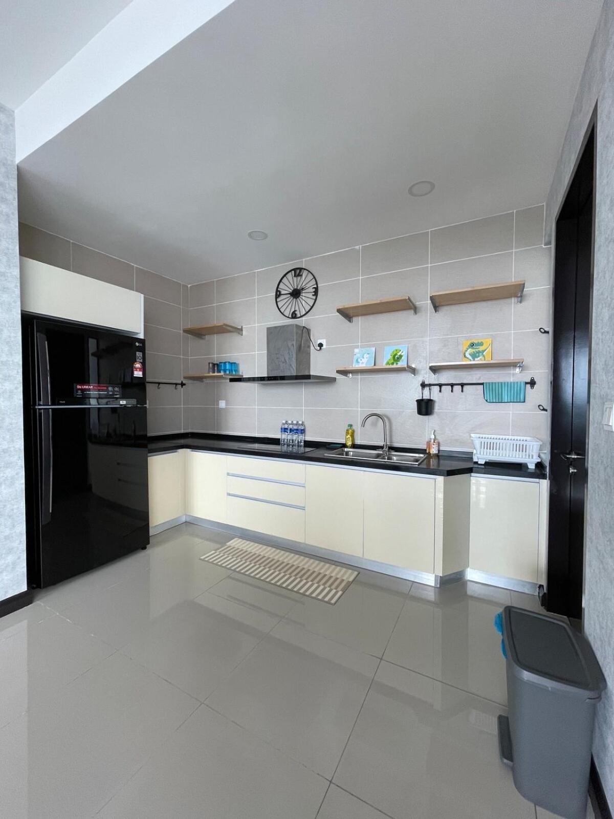 D Pristine 3 bedroom Apartment opp to Legoland