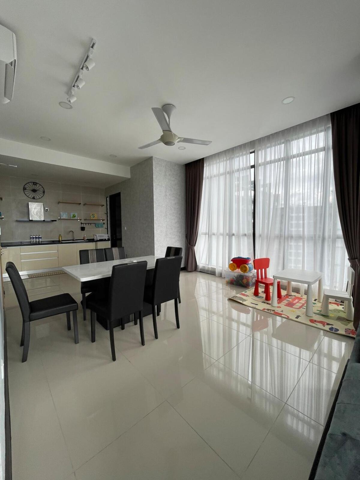 D Pristine 3 bedroom Apartment opp to Legoland