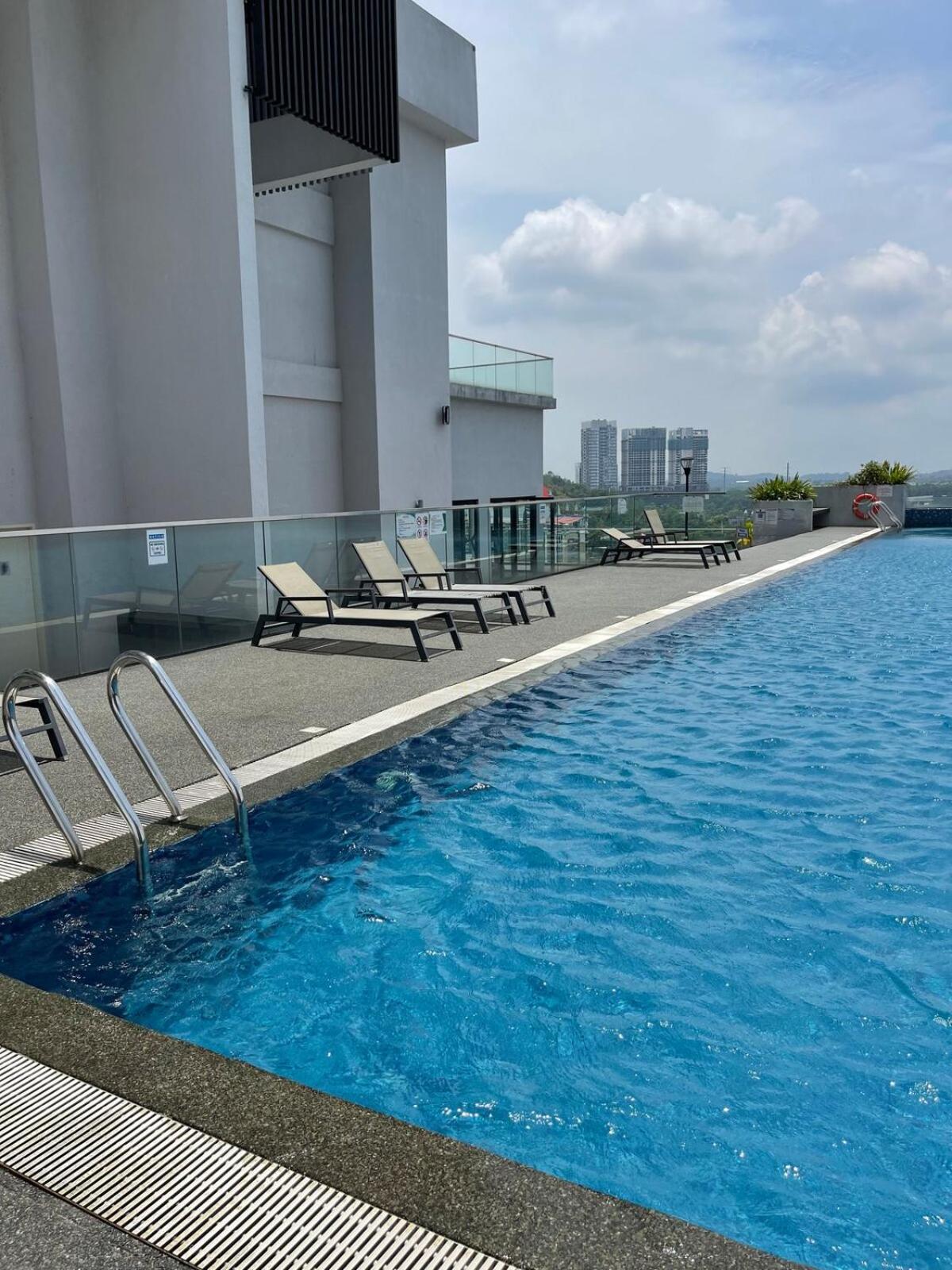 D Pristine 3 bedroom Apartment opp to Legoland