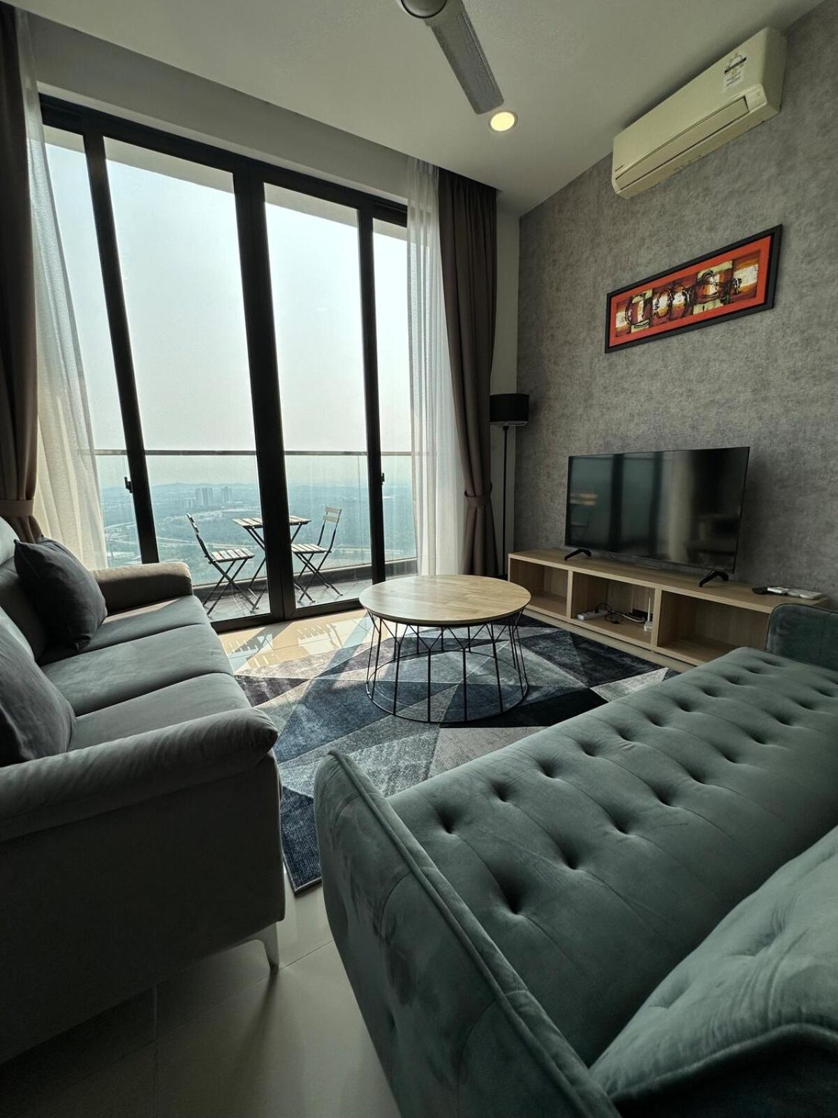 D Pristine 3 bedroom Apartment opp to Legoland