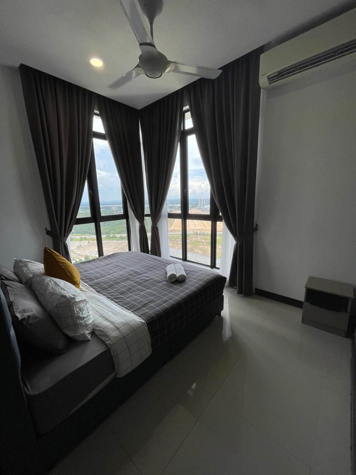 D Pristine 3 bedroom Apartment opp to Legoland