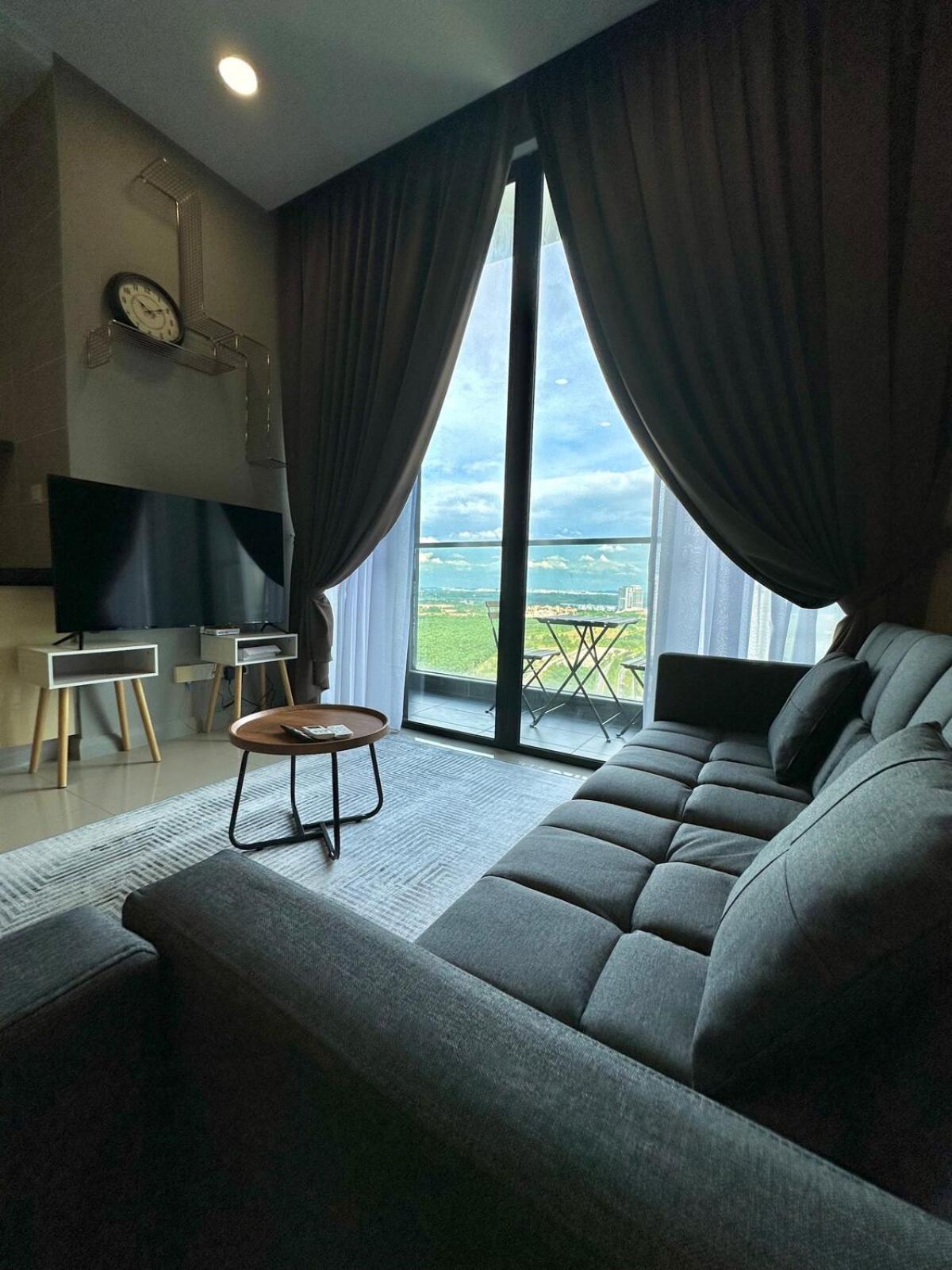 D Pristine 4 bedder apartment 2325 opp legoland