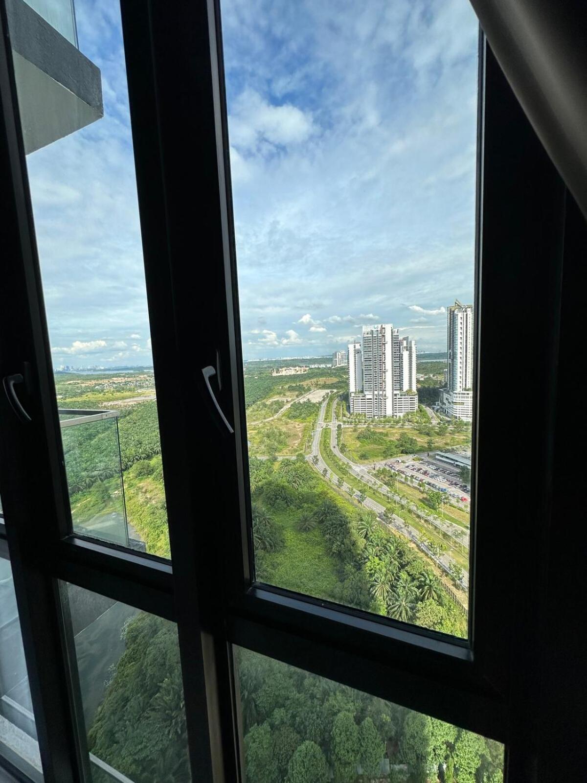 D Pristine 4 bedder apartment 2325 opp legoland
