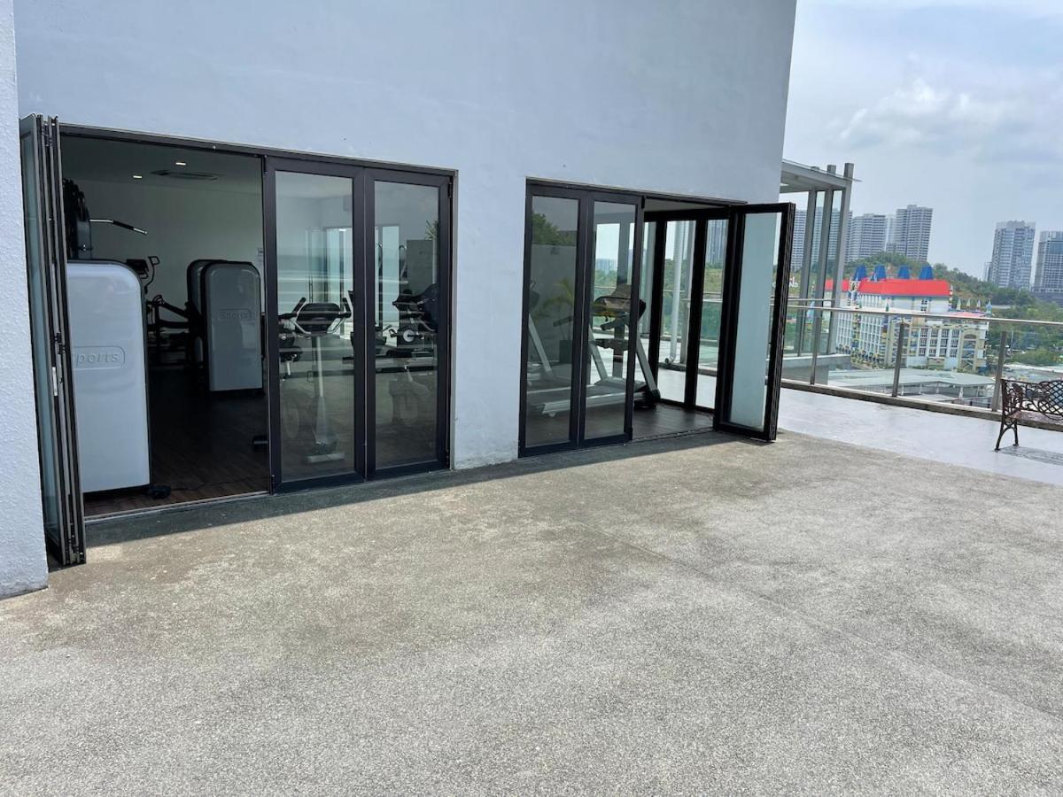 D Pristine 4 bedder apartment 2325 opp legoland