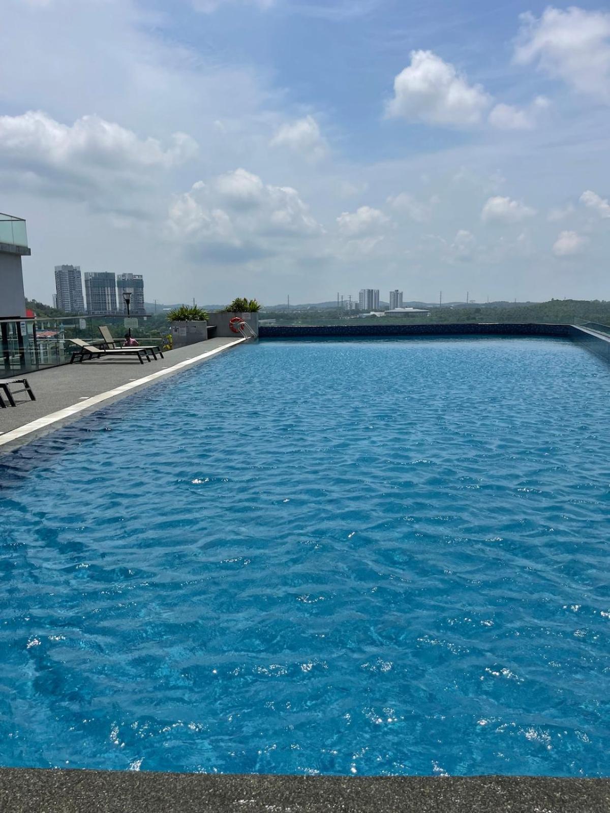 D Pristine 4 bedder apartment 2325 opp legoland