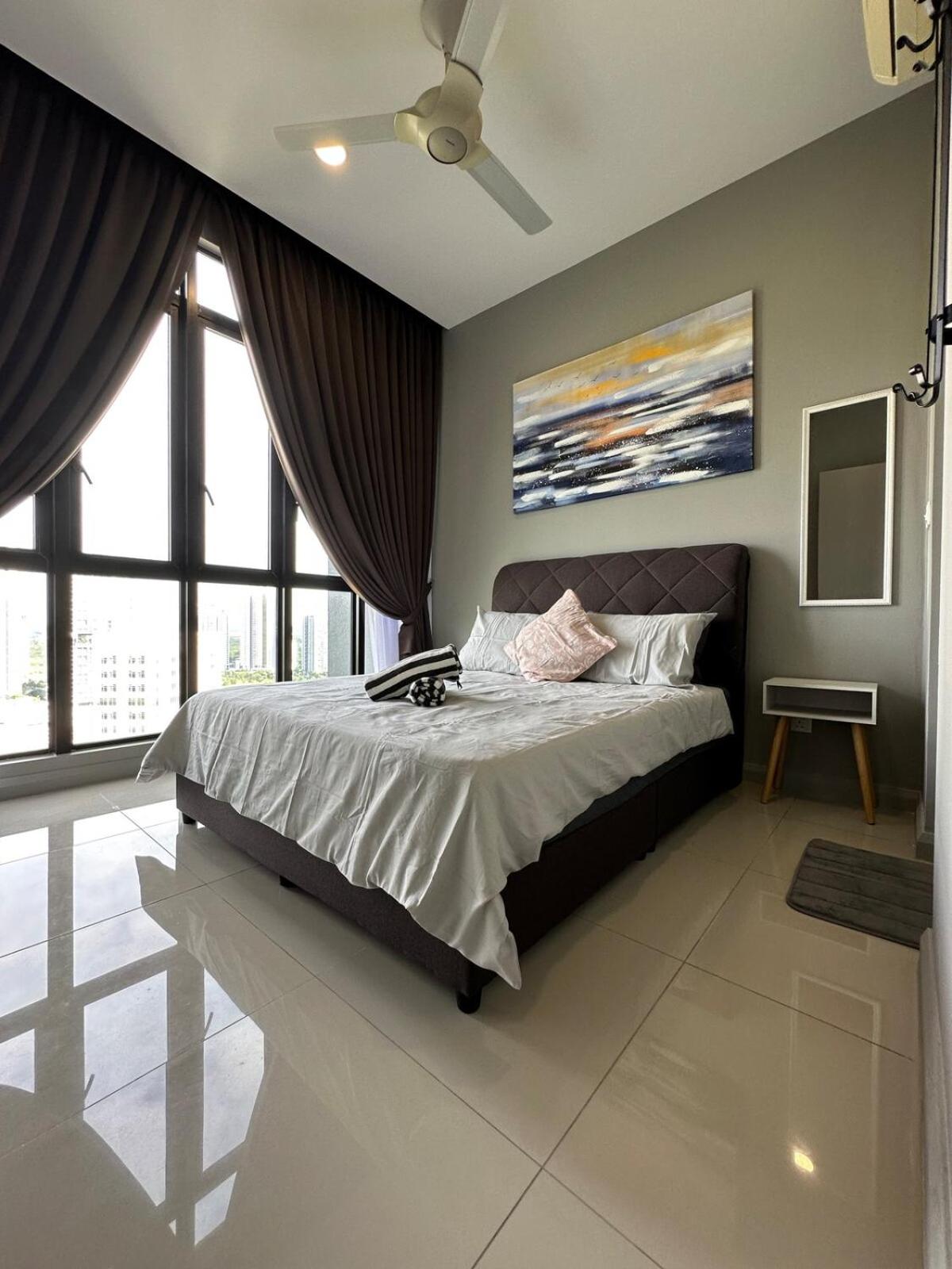 D Pristine 4 bedder apartment 2325 opp legoland