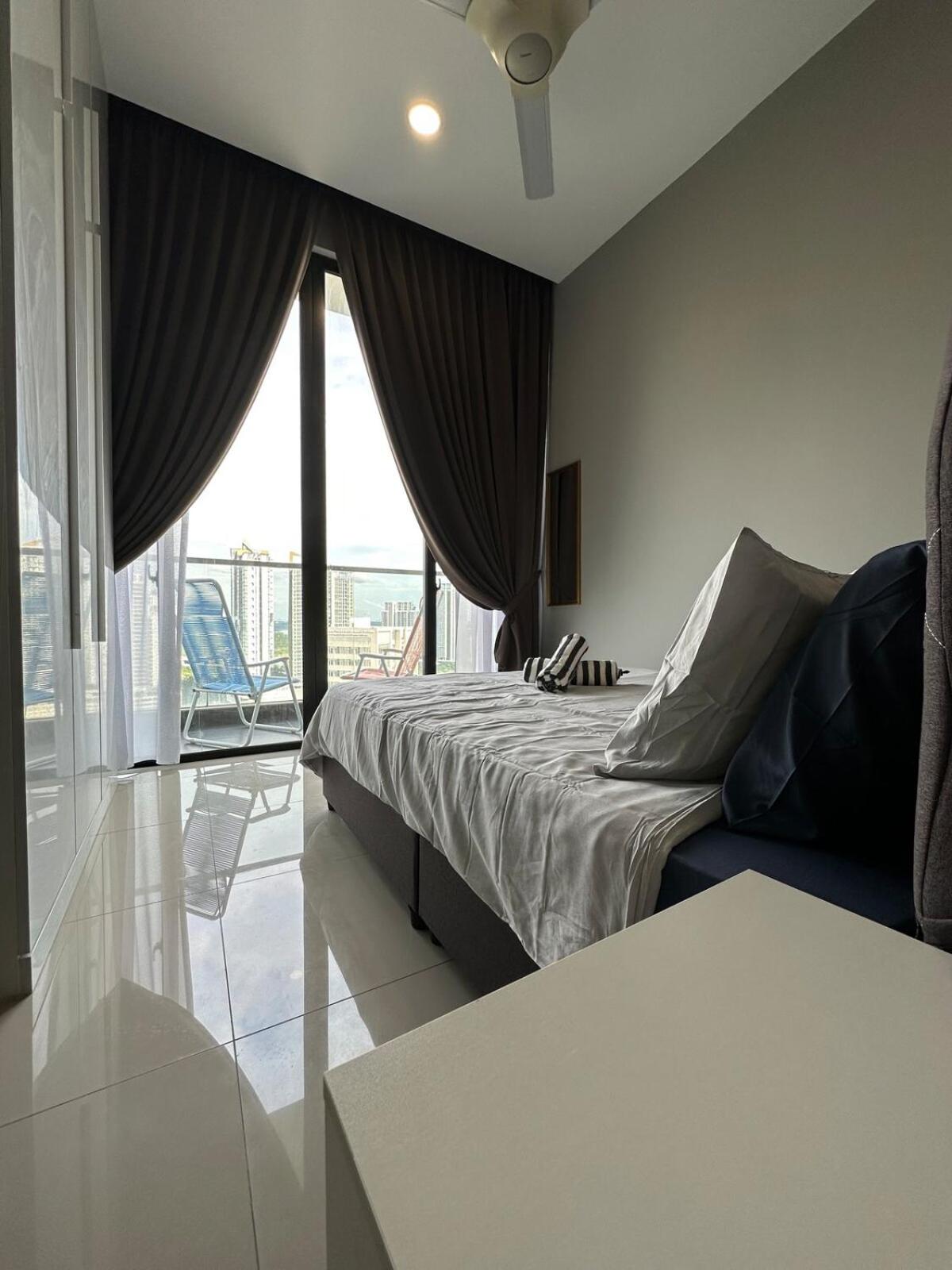 D Pristine 4 bedder apartment 2325 opp legoland