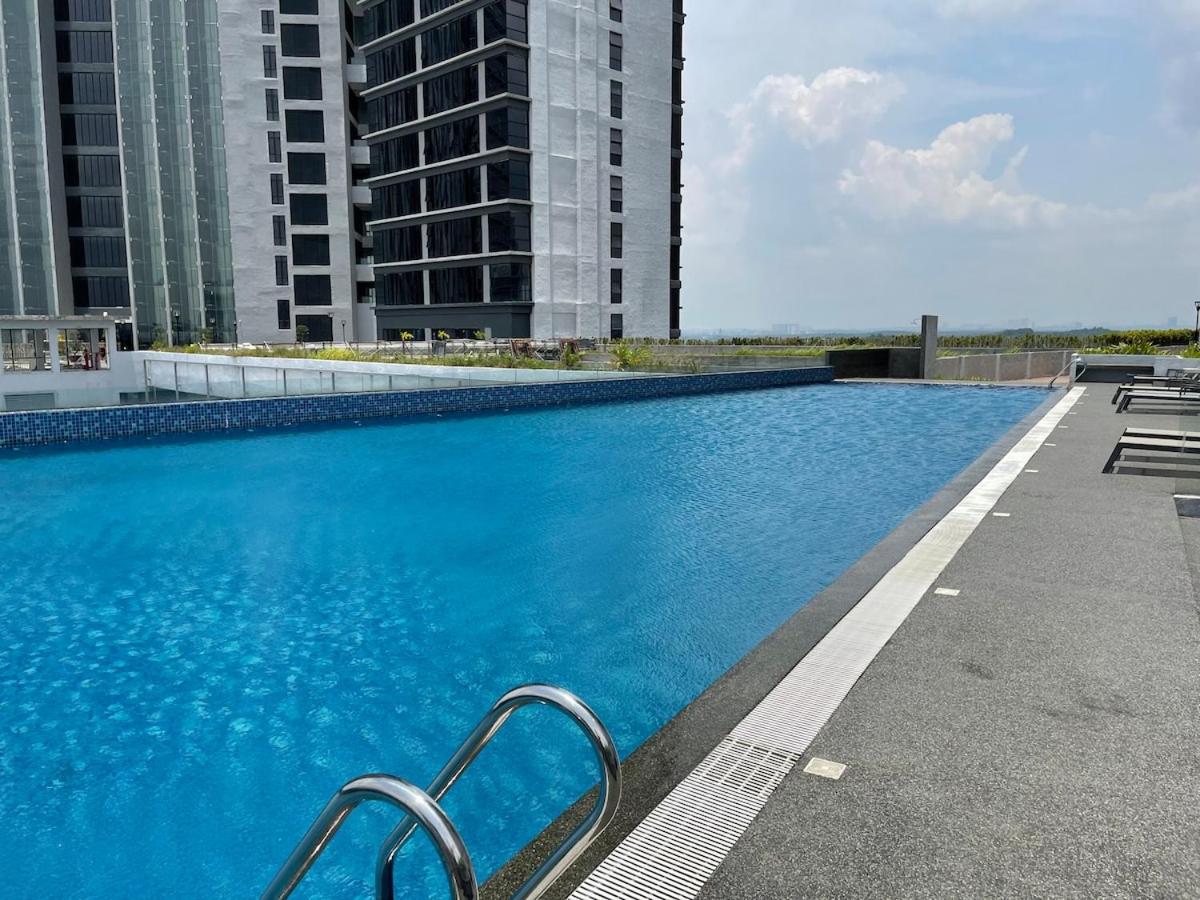 D Pristine 4 bedder apartment 2325 opp legoland