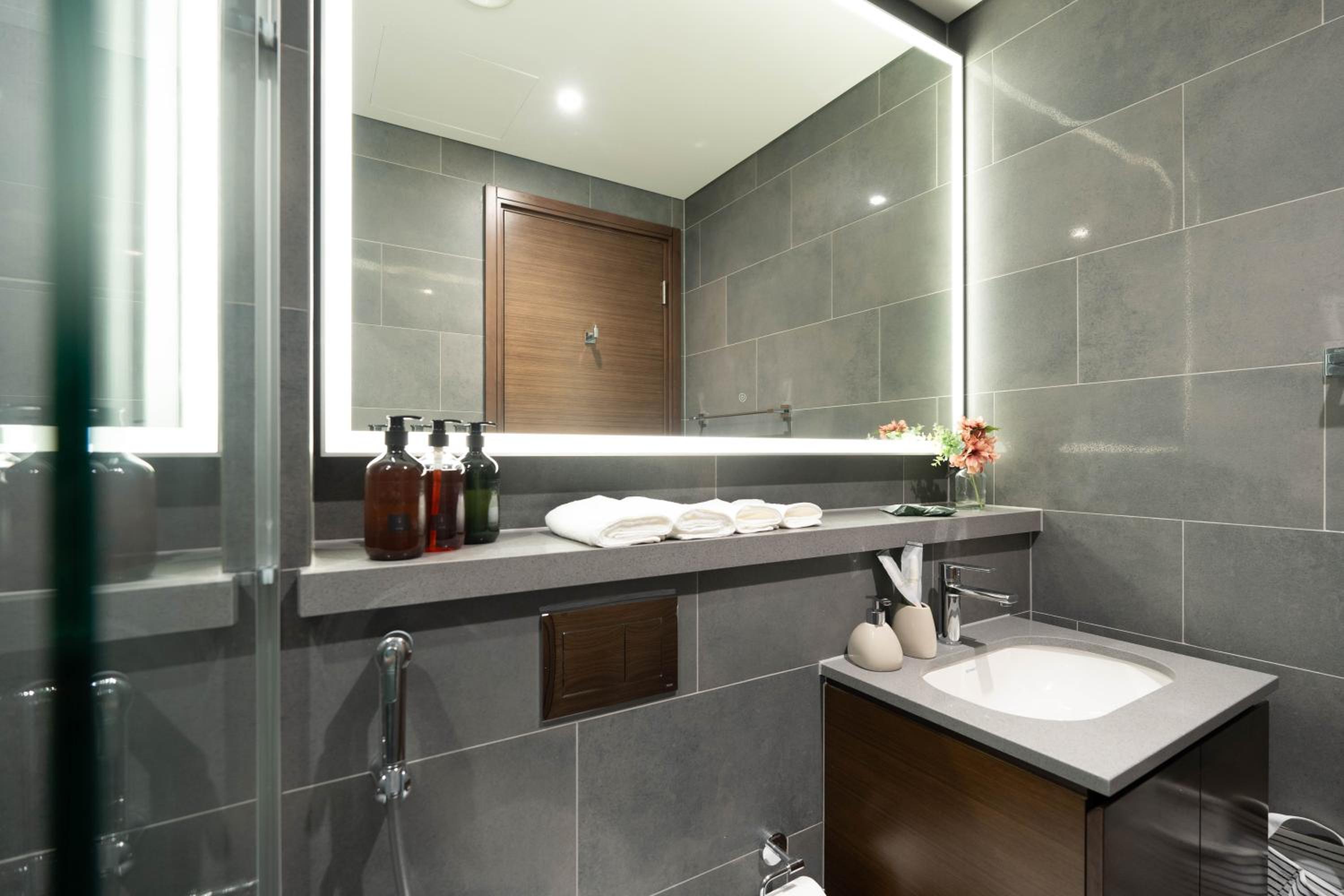 Premium 1BR Stay with Balcony & City View, Nad Al Sheba