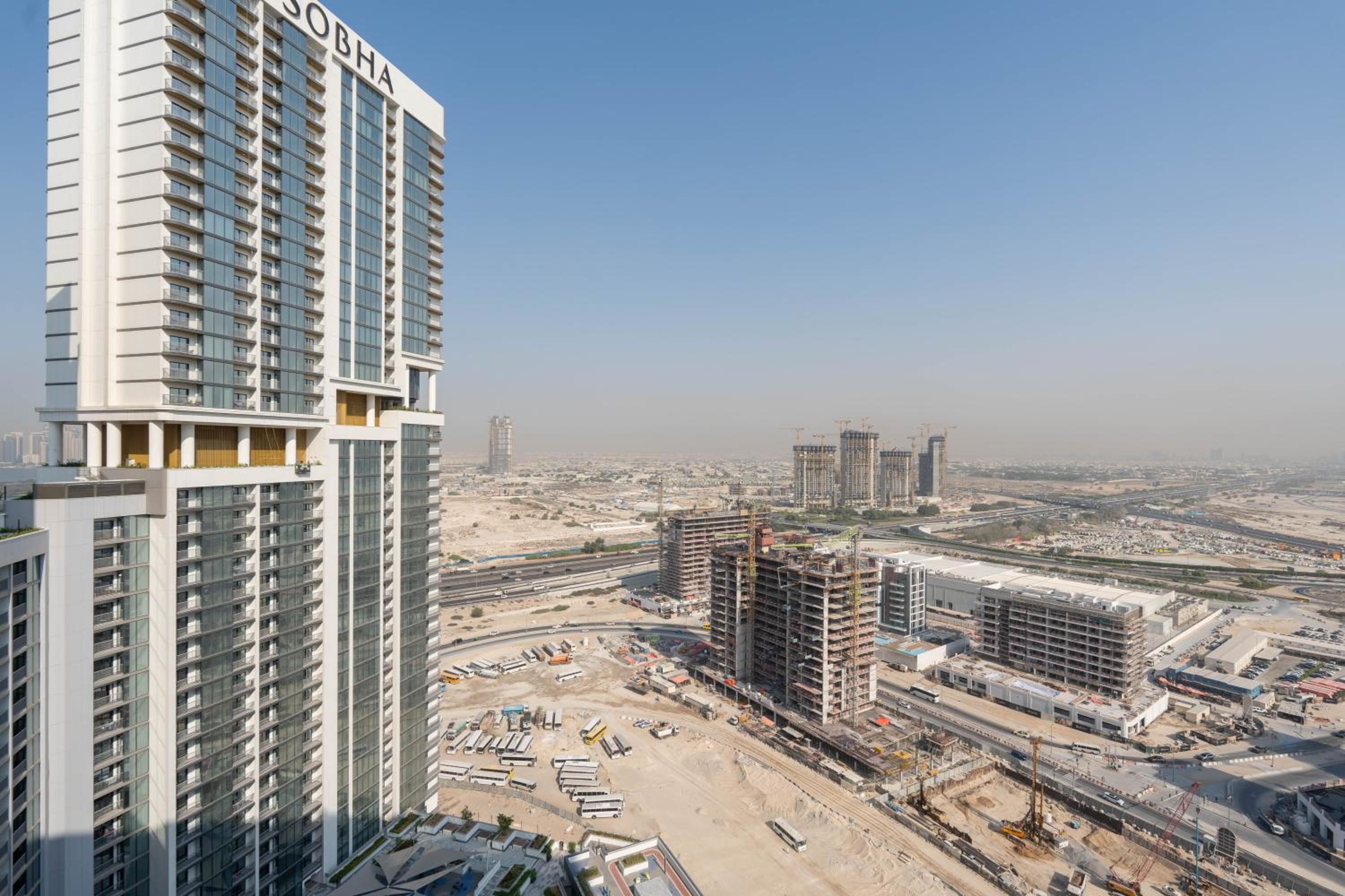 Premium 1BR Stay with Balcony & City View, Nad Al Sheba