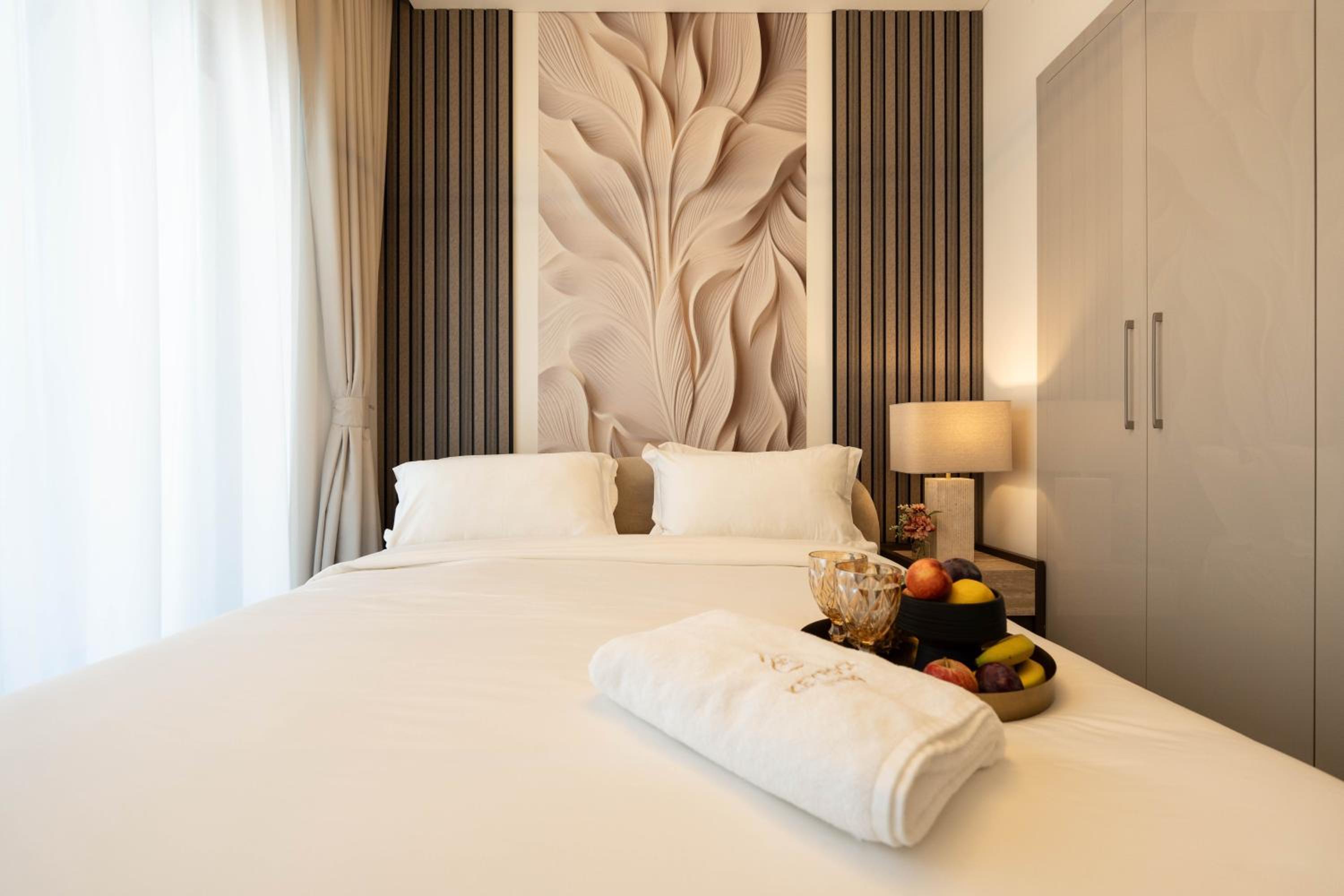 Premium 1BR Stay with Balcony & City View, Nad Al Sheba