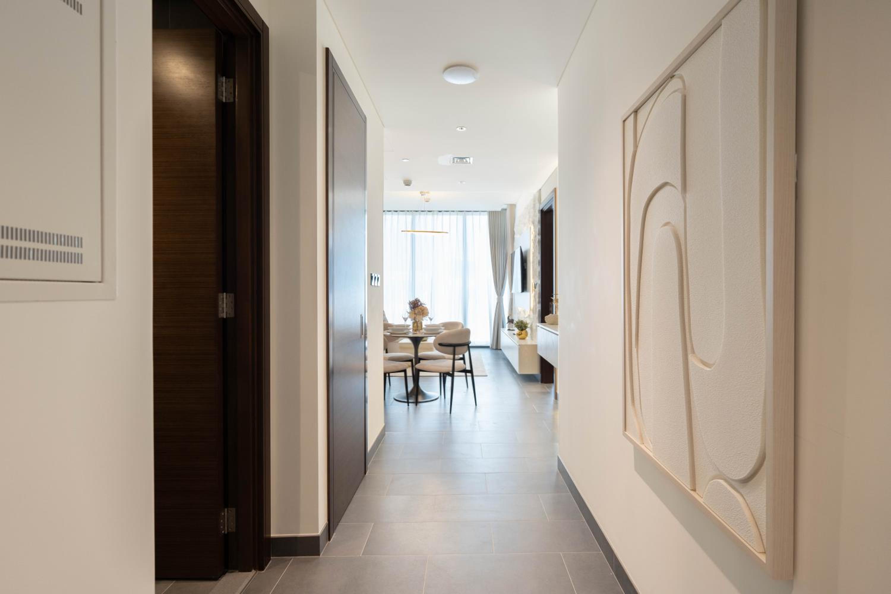Premium 1BR Stay with Balcony & City View, Nad Al Sheba