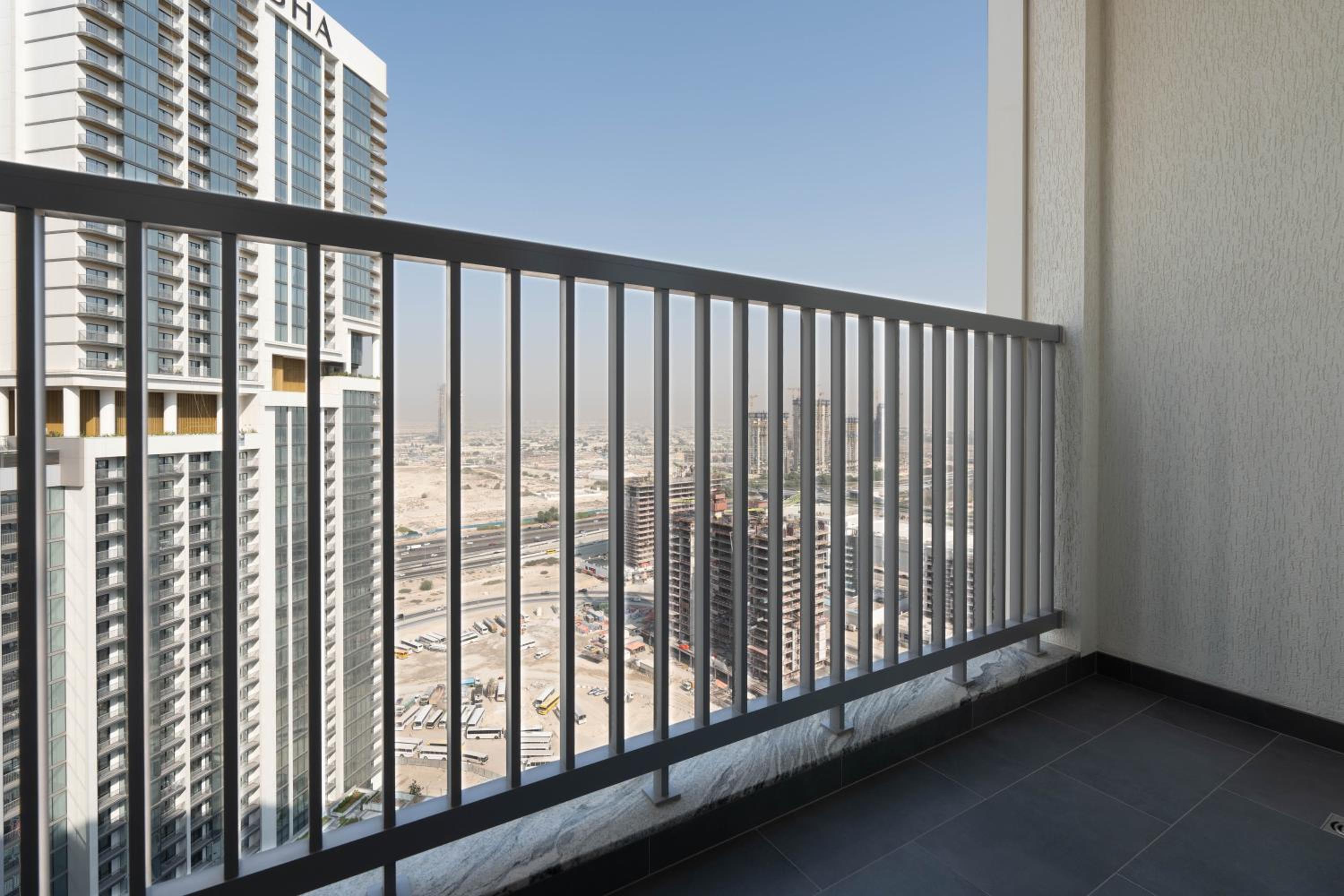 Premium 1BR Stay with Balcony & City View, Nad Al Sheba