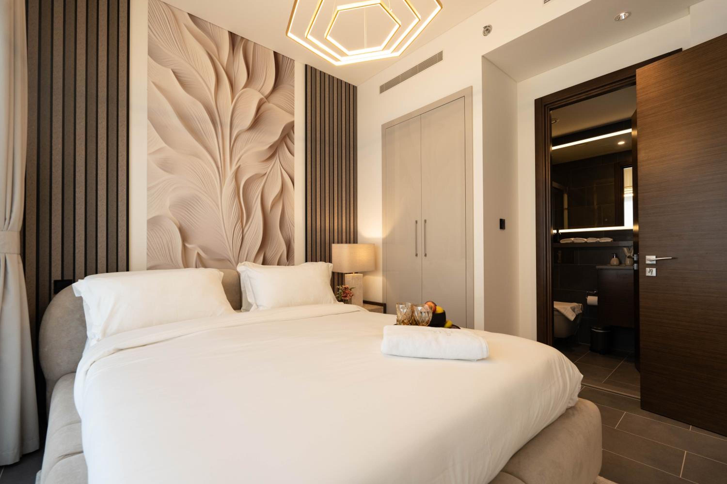 Premium 1BR Stay with Balcony & City View, Nad Al Sheba