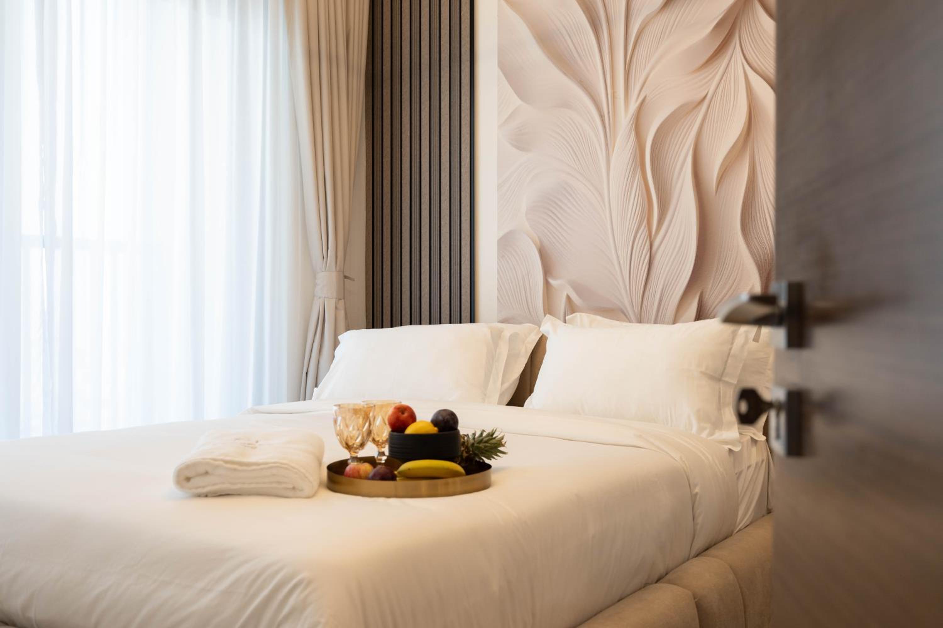 Premium 1BR Stay with Balcony & City View, Nad Al Sheba