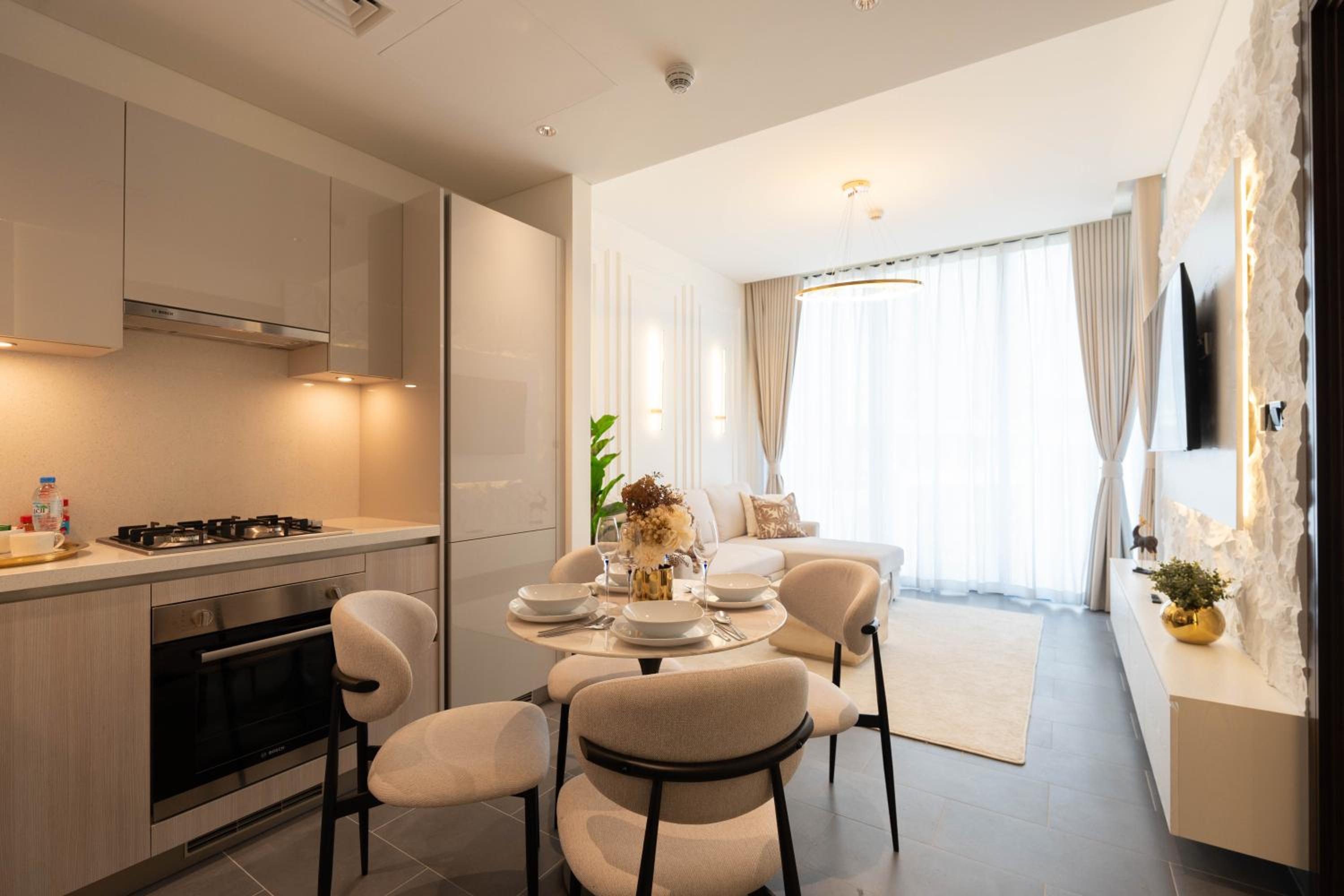 Premium 1BR Stay with Balcony & City View, Nad Al Sheba