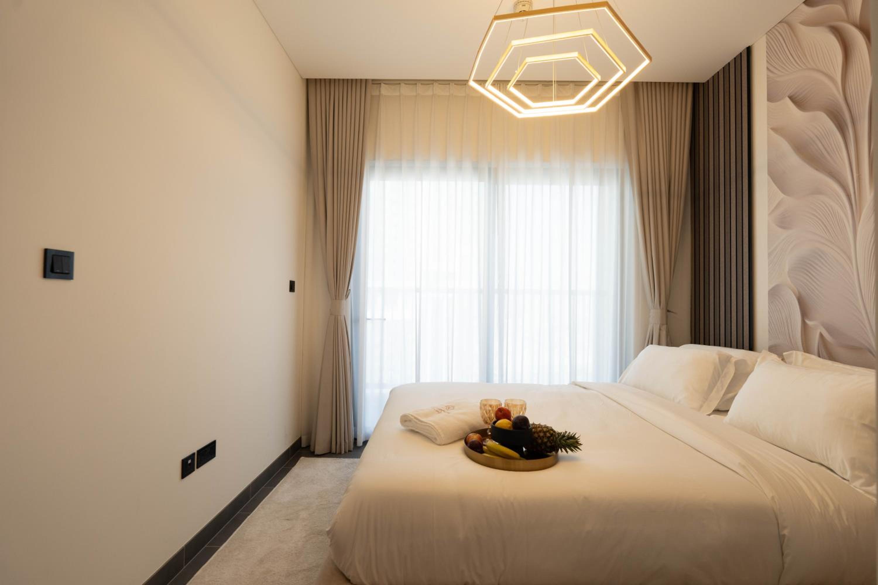Premium 1BR Stay with Balcony & City View, Nad Al Sheba