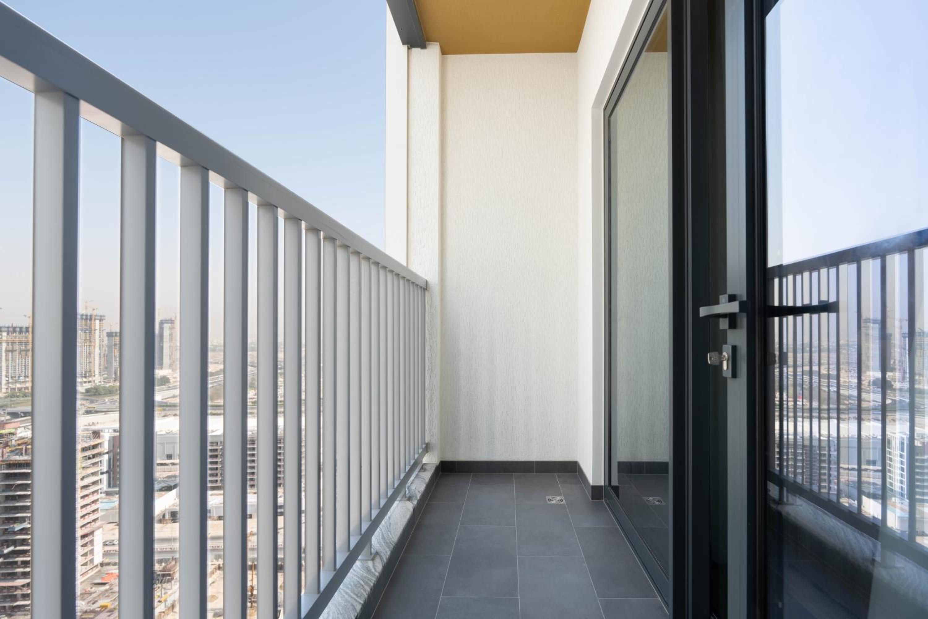 Premium 1BR Stay with Balcony & City View, Nad Al Sheba