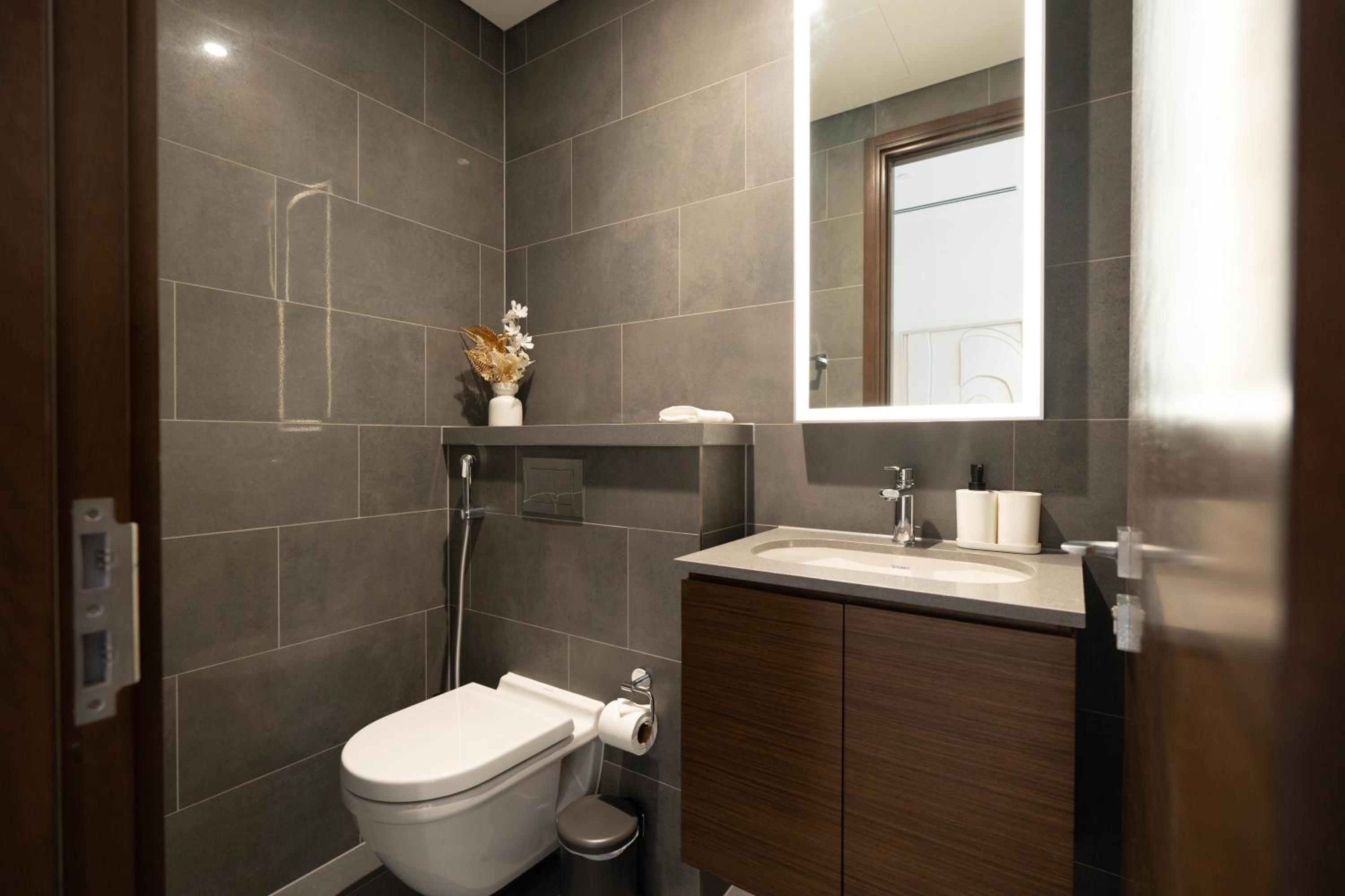 Premium 1BR Stay with Balcony & City View, Nad Al Sheba