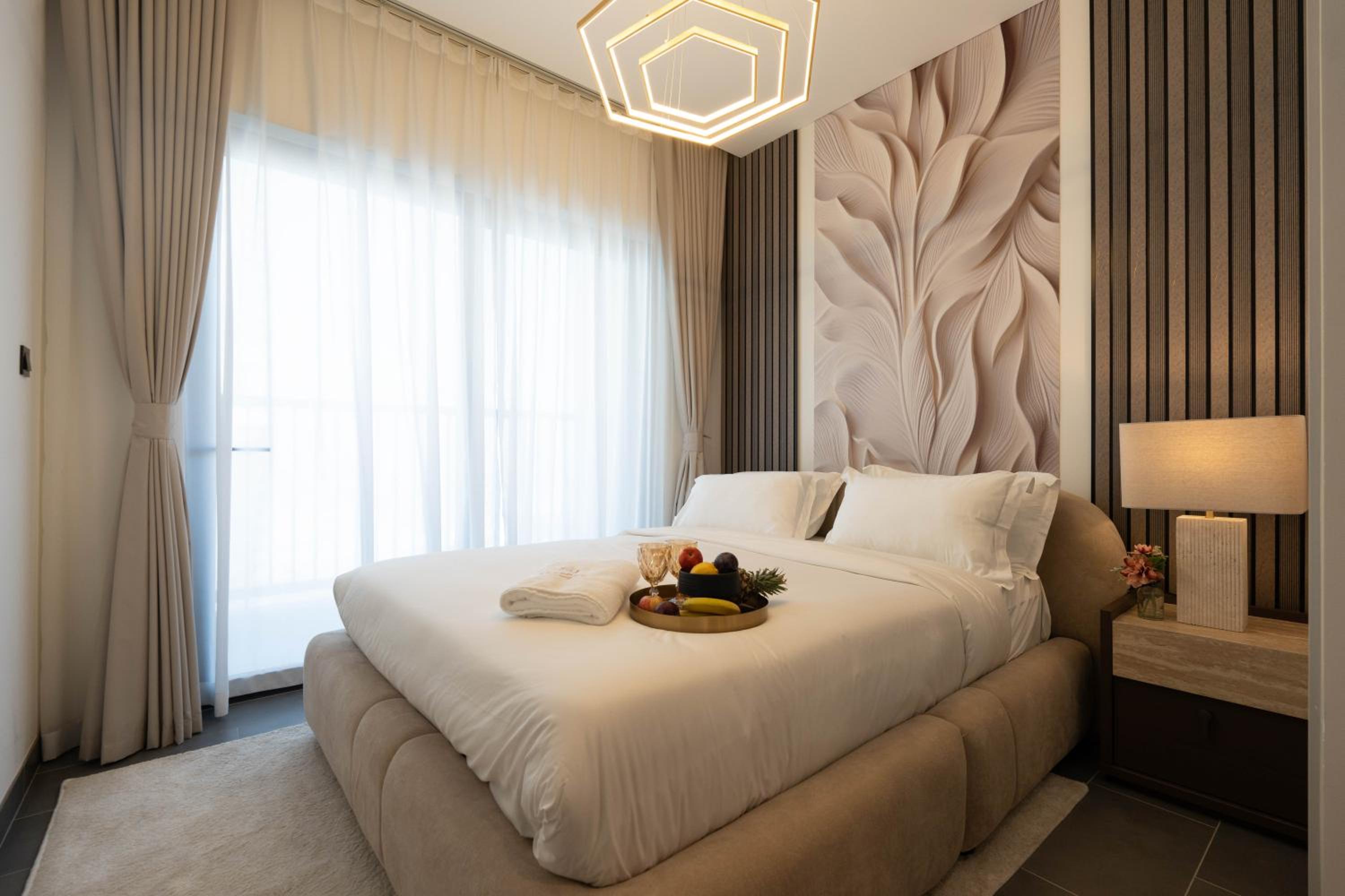 Premium 1BR Stay with Balcony & City View, Nad Al Sheba