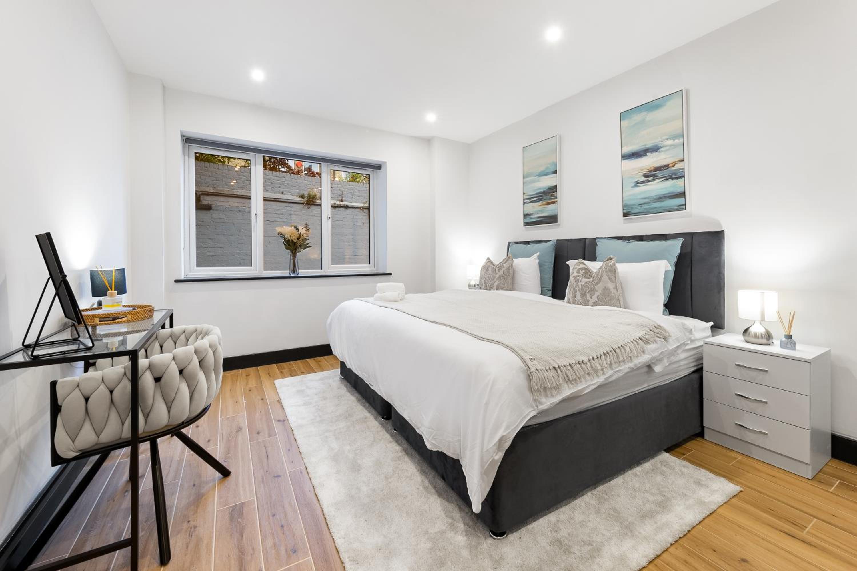 Luxury 1 Bedroom Apartment sleeps 4 with terrace 10 min to tube