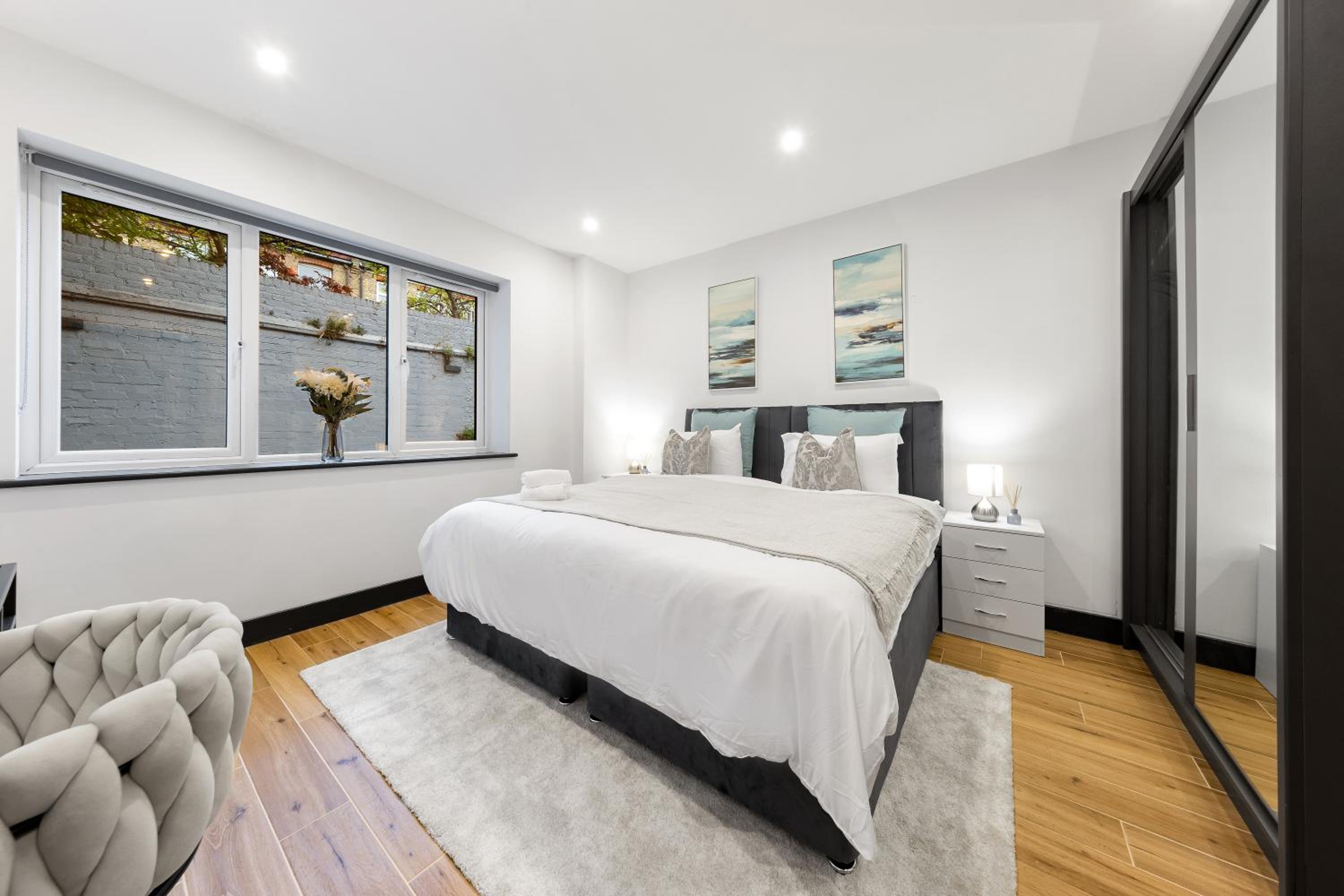 Luxury 1 Bedroom Apartment sleeps 4 with terrace 10 min to tube